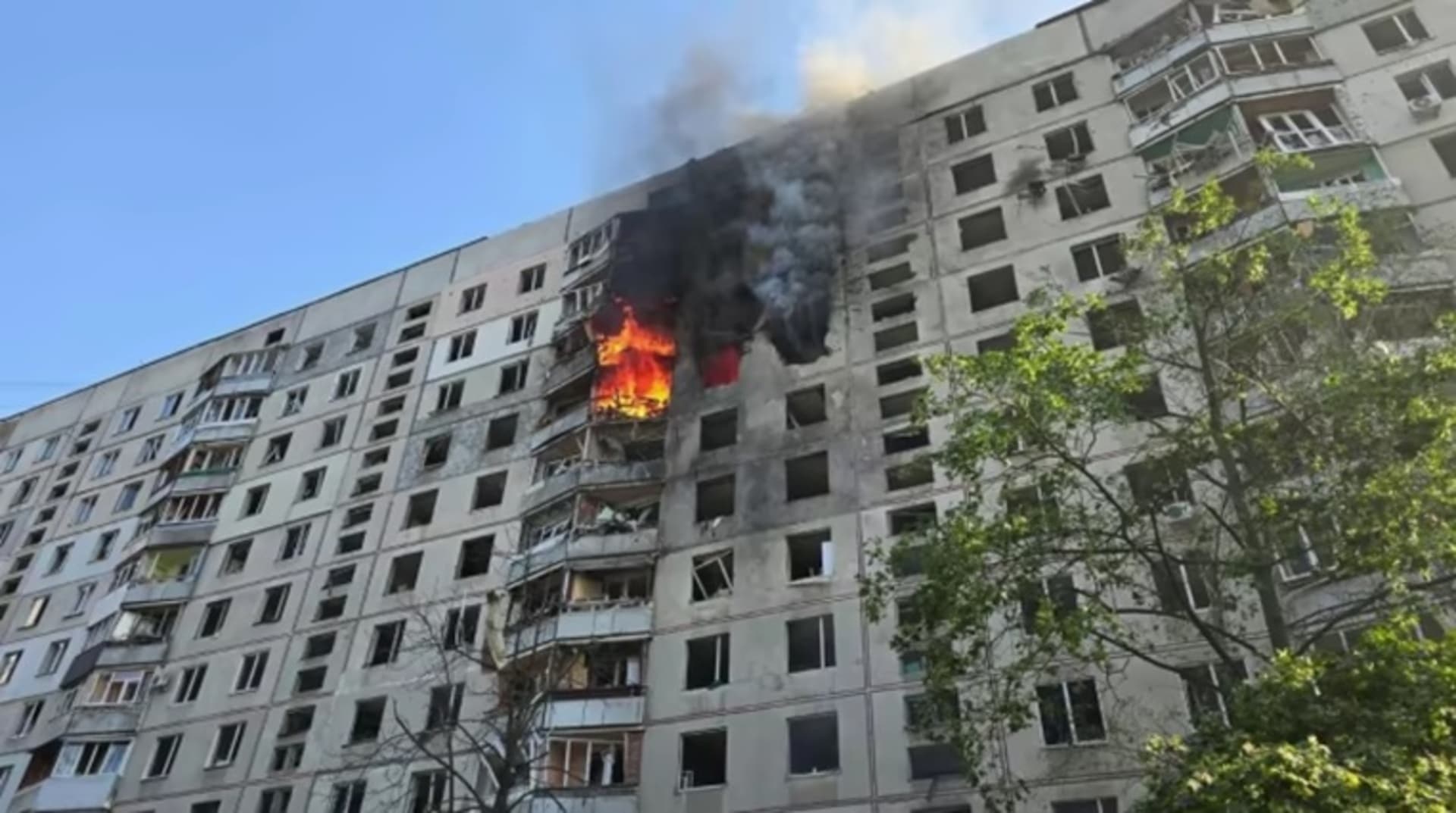 Rusi pogodili zgradu u Harkovu. 33 povrijeđenih! - slika 1