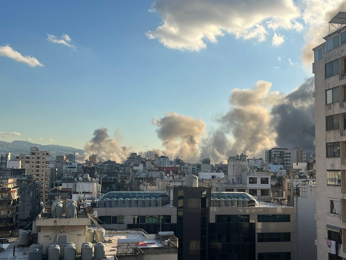 Siloviti udari: Izrael bombardira Bejrut pred prekid vatre - slika 1