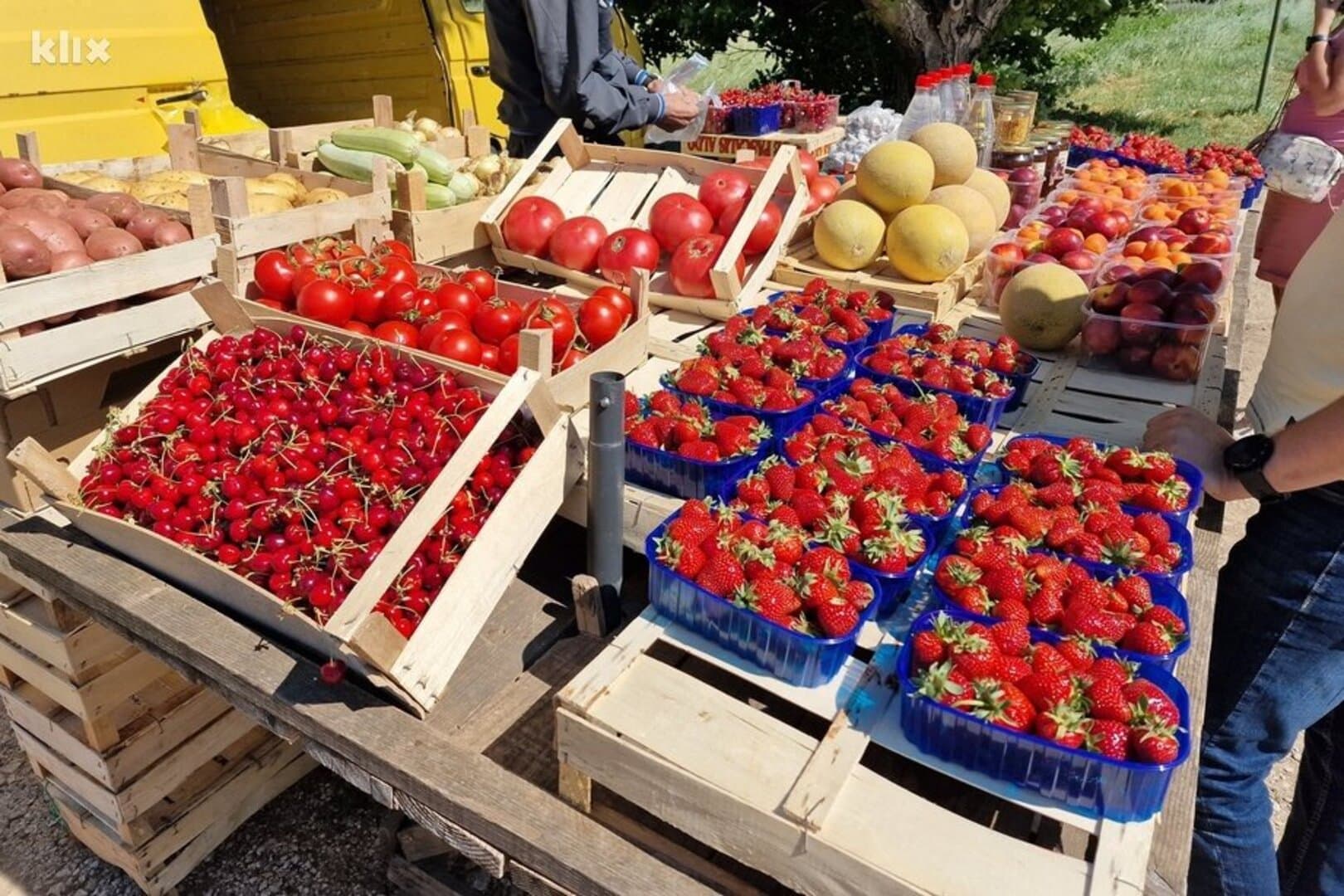 Na popularnoj Veletržnici stigle prve domaće jagode. Ovo im je cijena - slika 1