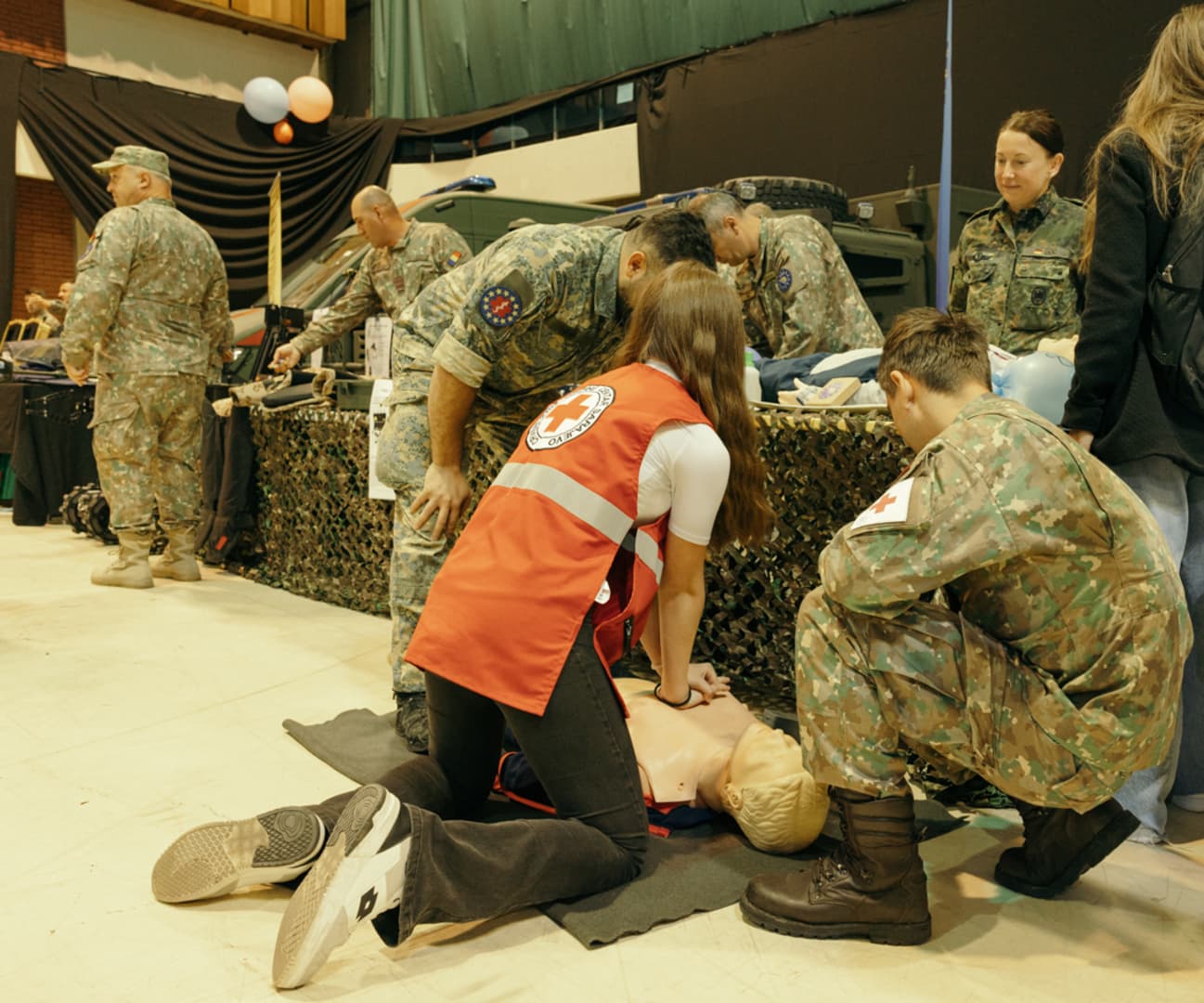 Vojnici EUFOR-a i OS BiH druže se danas sa djecom - slika 6
