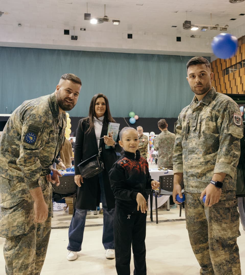Vojnici EUFOR-a i OS BiH druže se danas sa djecom - slika 3