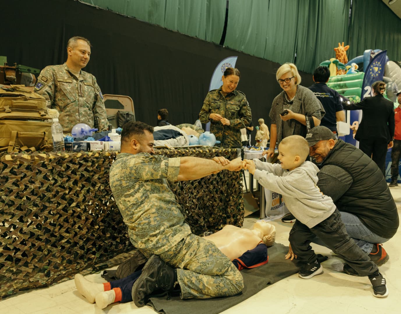 Vojnici EUFOR-a i OS BiH druže se danas sa djecom - slika 1