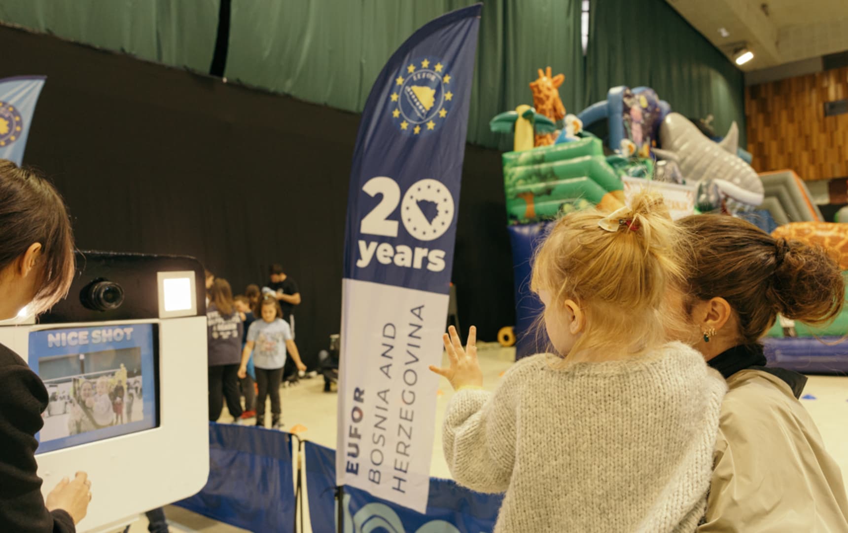 Vojnici EUFOR-a i OS BiH druže se danas sa djecom - slika 2