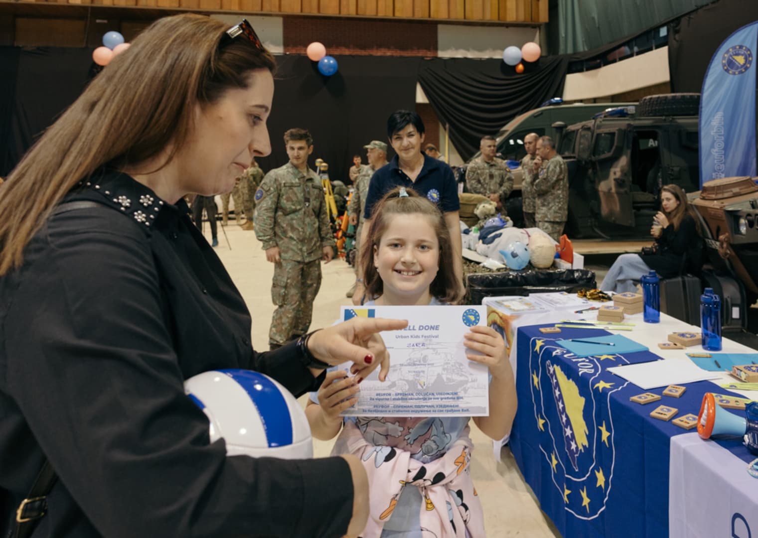 Vojnici EUFOR-a i OS BiH druže se danas sa djecom - slika 8
