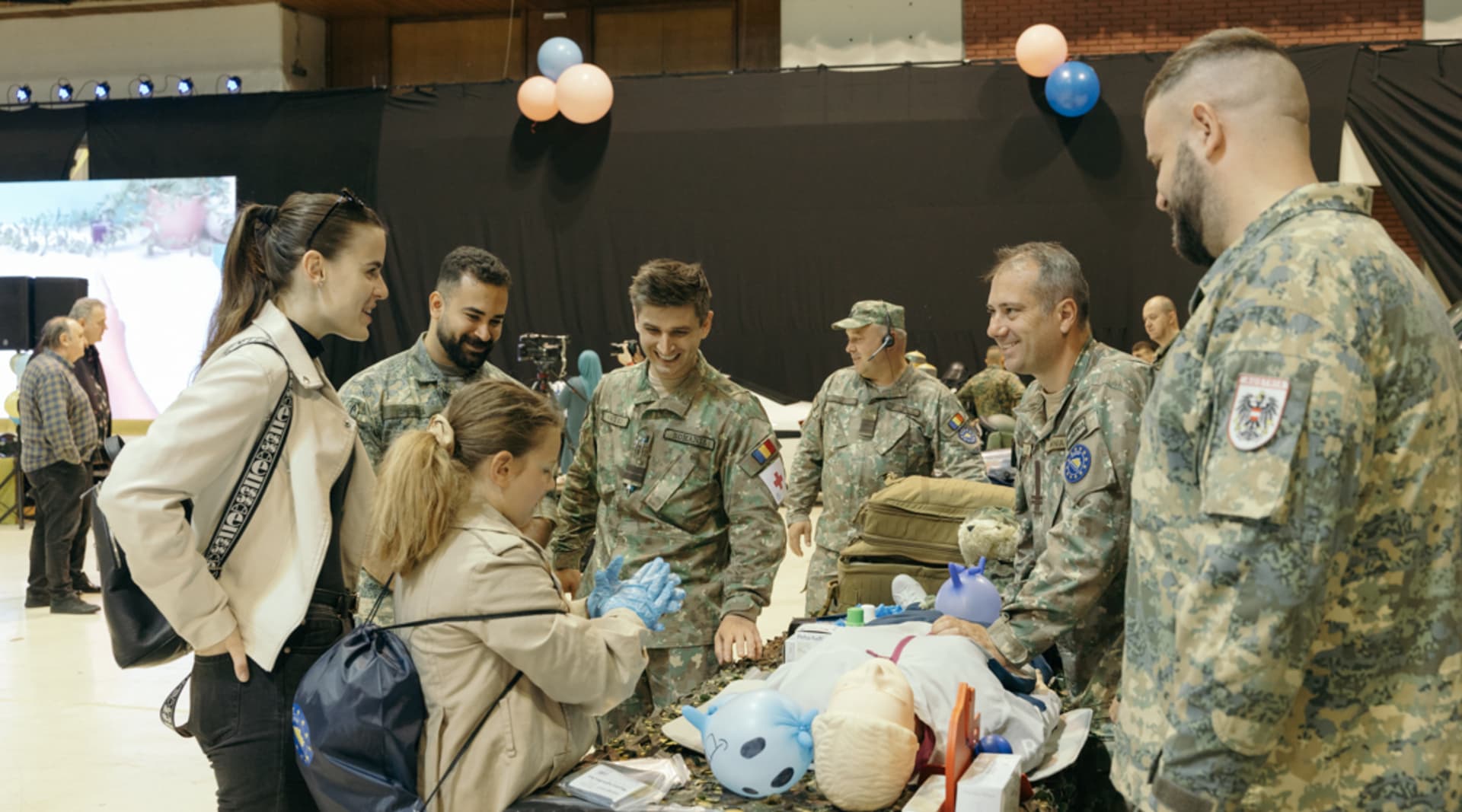 Vojnici EUFOR-a i OS BiH druže se danas sa djecom - slika 4