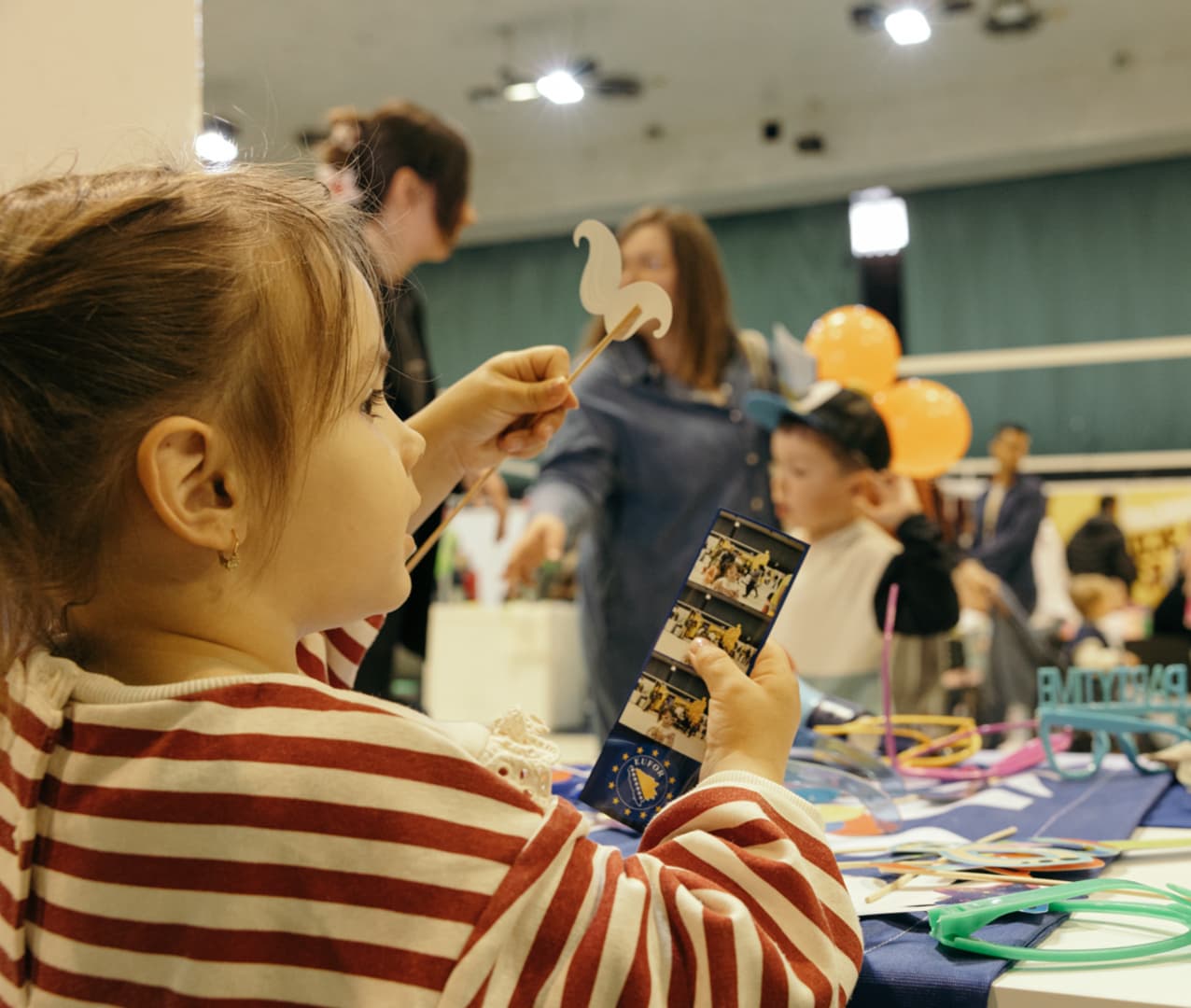 Vojnici EUFOR-a i OS BiH druže se danas sa djecom - slika 9