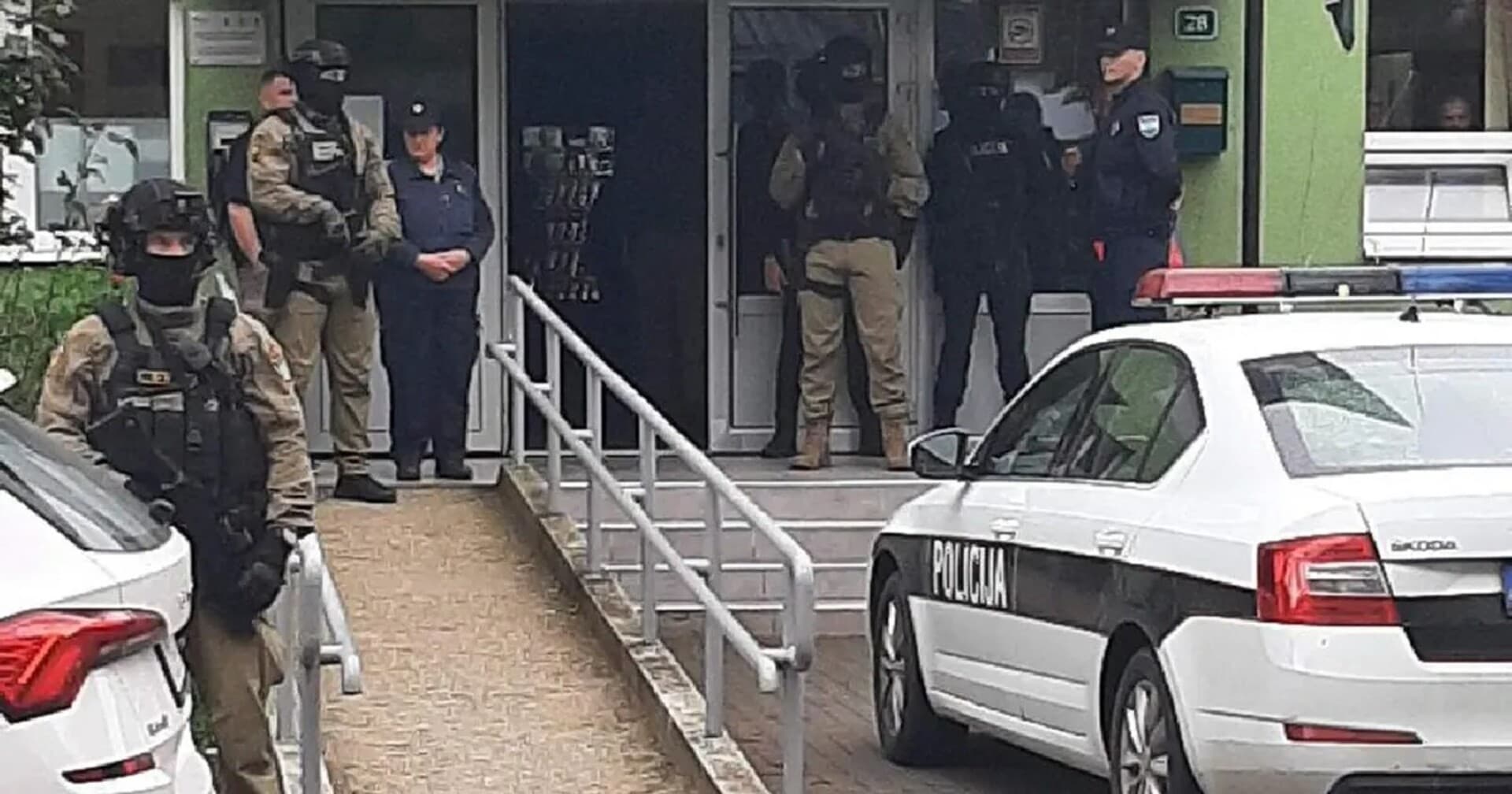 Jučer je uhapšeno 27 ljudi. Većina su policajci - slika 1