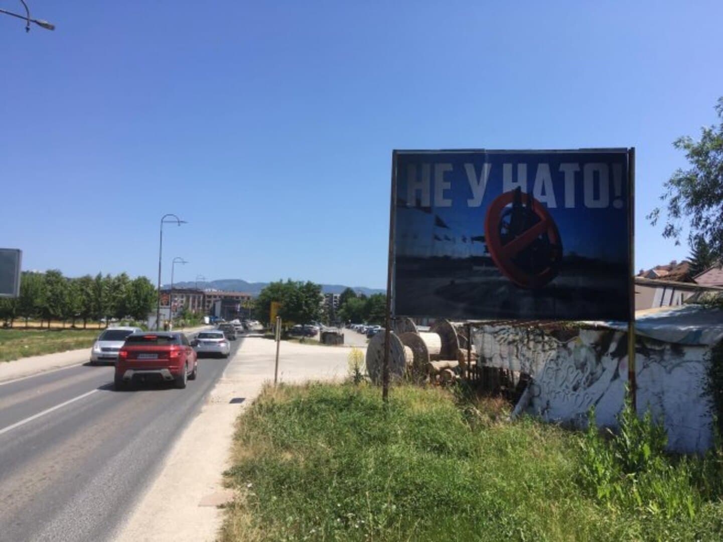 Bilbordi u Lukavici "Ne u NATO", uz cestu prema EUFOR-u i Štabu NATO-a - slika 1