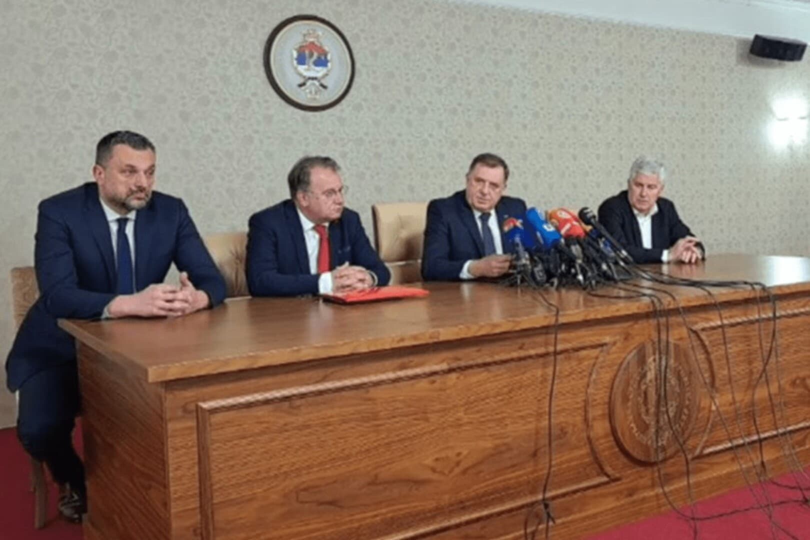 Kako su pucali "obruči" oko Dodika - slika 1