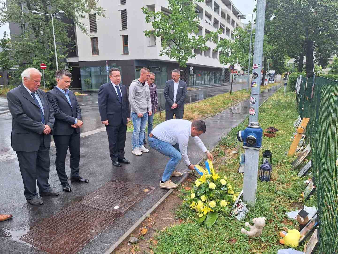 Ministar Hurtić posjetio porodice tragično stradale djece u školi u Gracu - slika 7