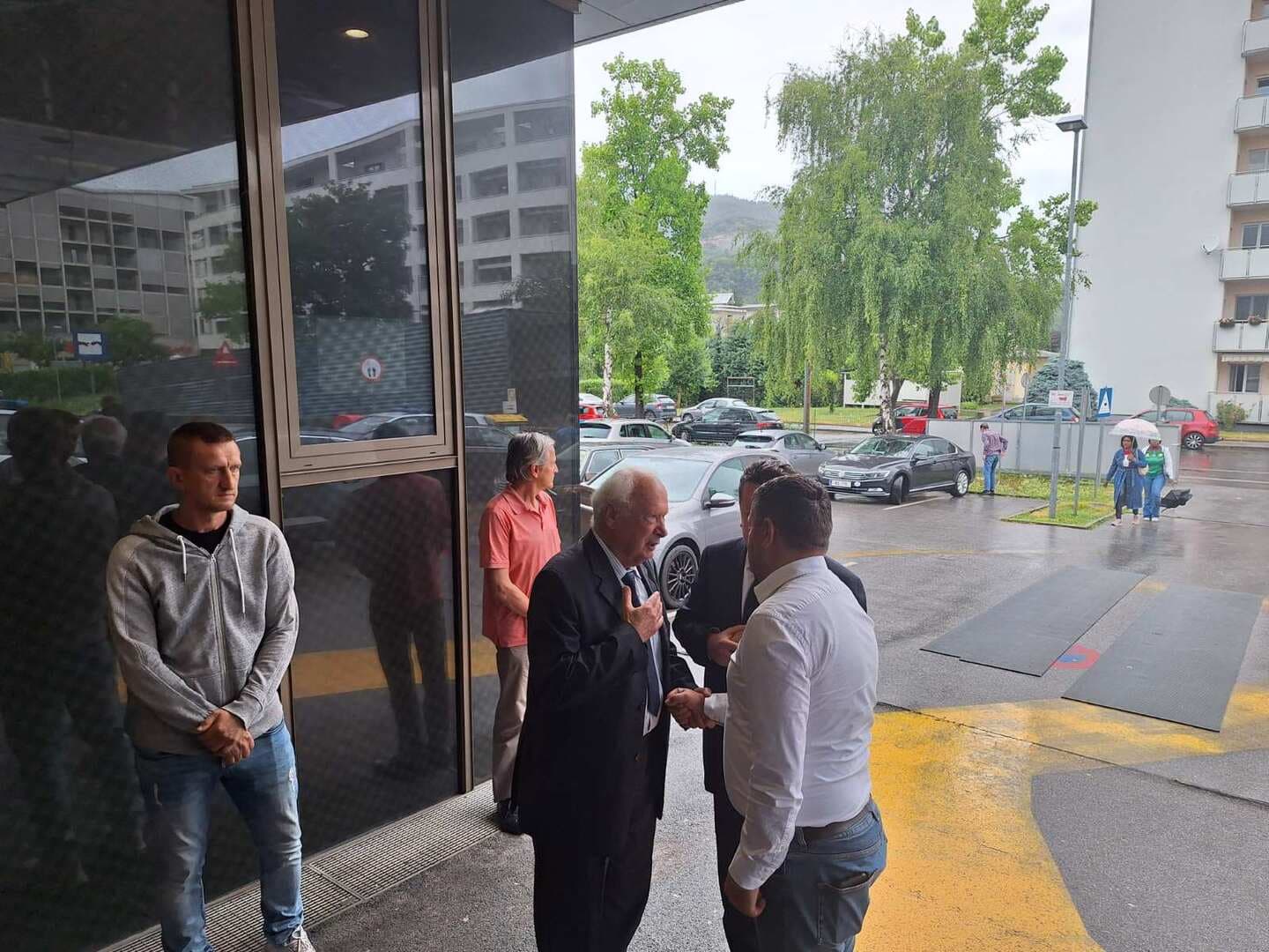 Ministar Hurtić posjetio porodice tragično stradale djece u školi u Gracu - slika 10