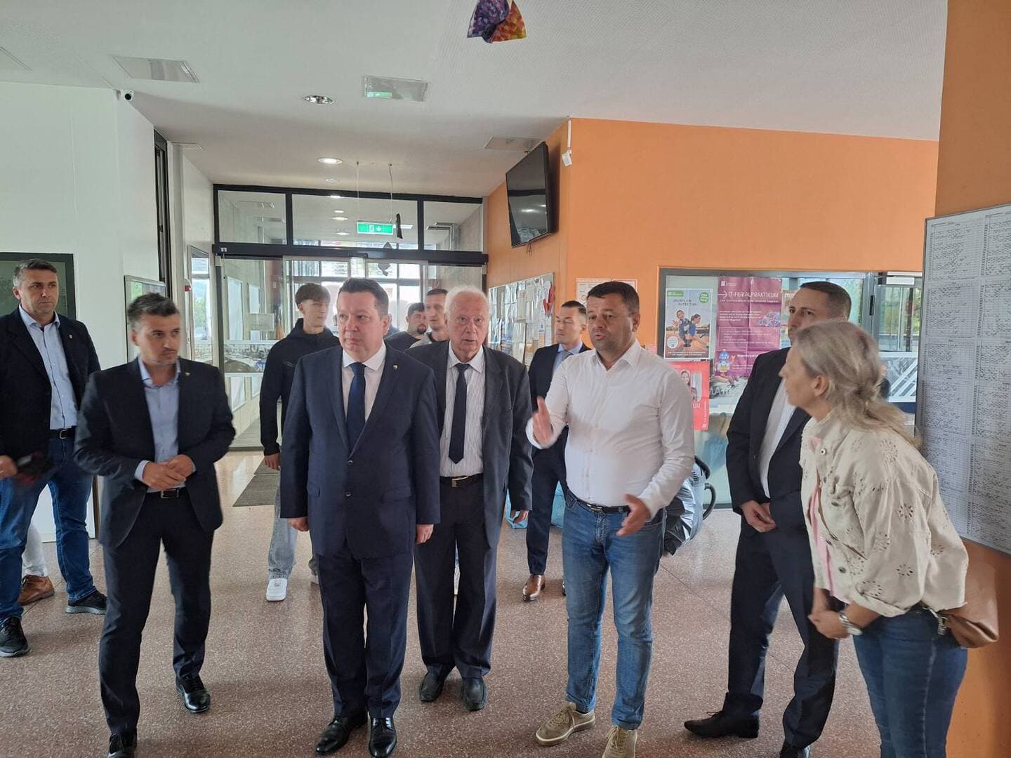 Ministar Hurtić posjetio porodice tragično stradale djece u školi u Gracu - slika 4