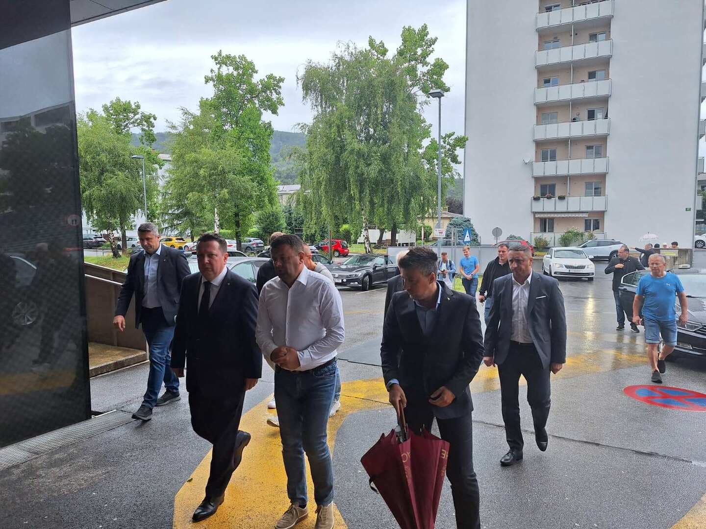 Ministar Hurtić posjetio porodice tragično stradale djece u školi u Gracu - slika 5