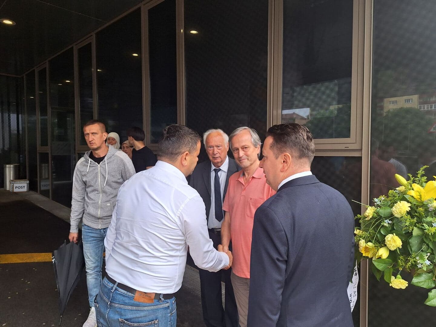 Ministar Hurtić posjetio porodice tragično stradale djece u školi u Gracu - slika 9