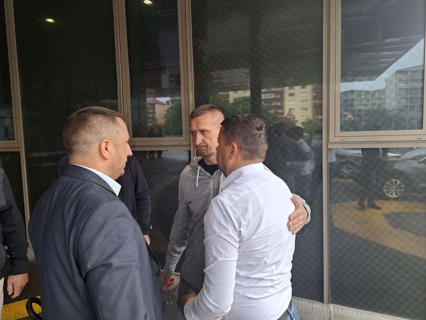 Ministar Hurtić posjetio porodice tragično stradale djece u školi u Gracu - slika 11