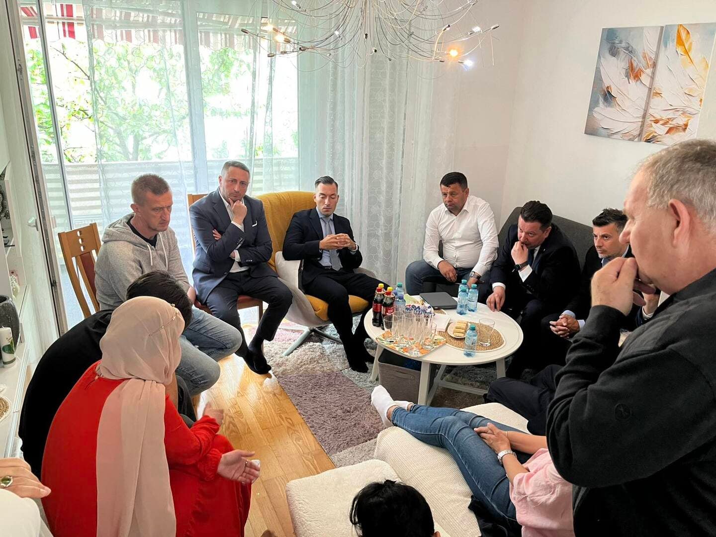 Ministar Hurtić posjetio porodice tragično stradale djece u školi u Gracu - slika 12