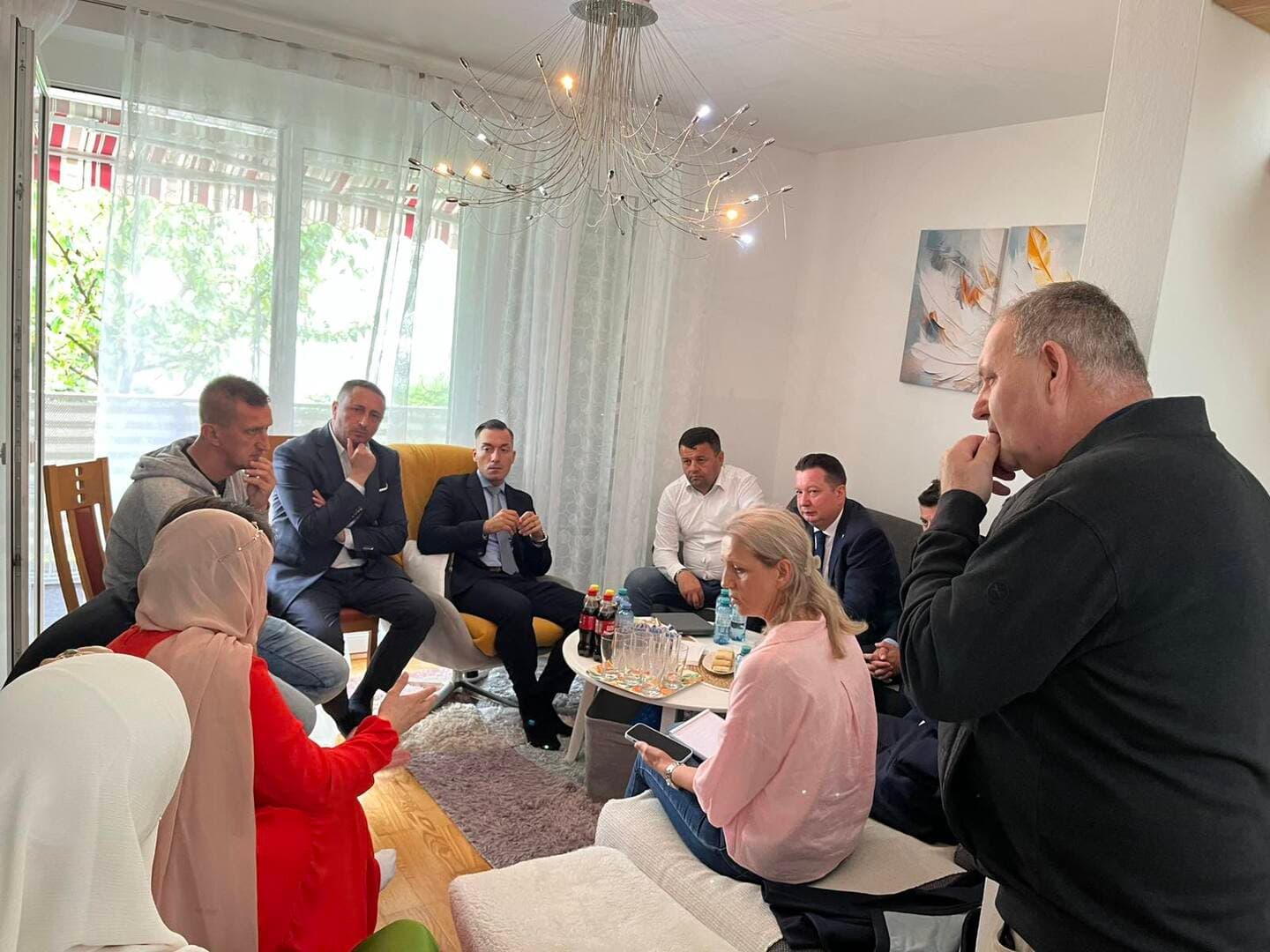 Ministar Hurtić posjetio porodice tragično stradale djece u školi u Gracu - slika 1