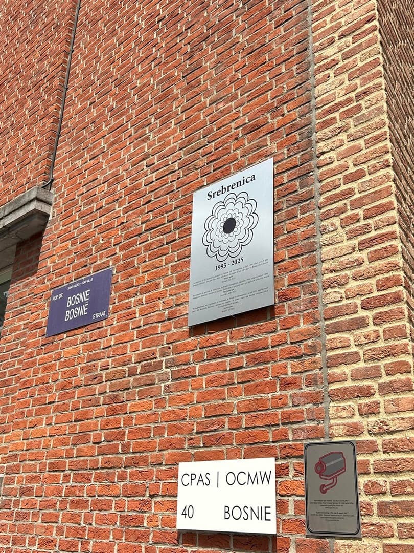 U Briselu postavljen Cvijet Srebrenice - slika 1