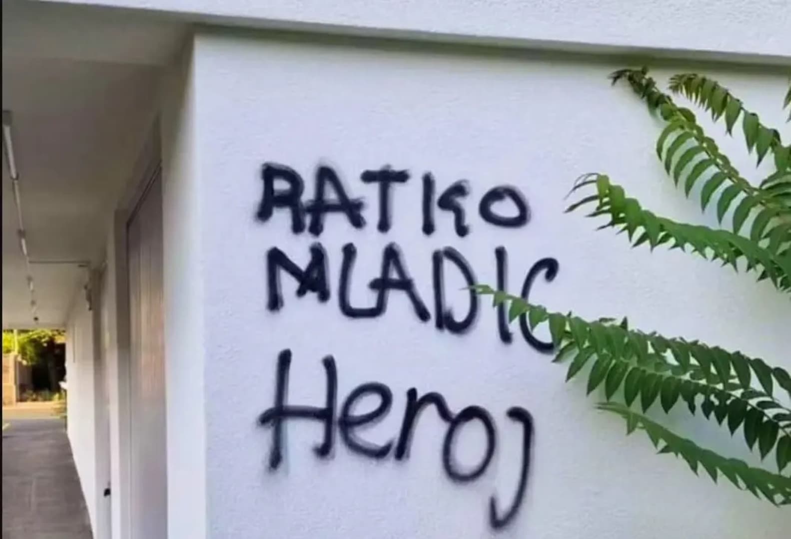 Sramotni grafit u Švicarskoj: "Ratko Mladić, heroj" na zidu islamskog centra - slika 1