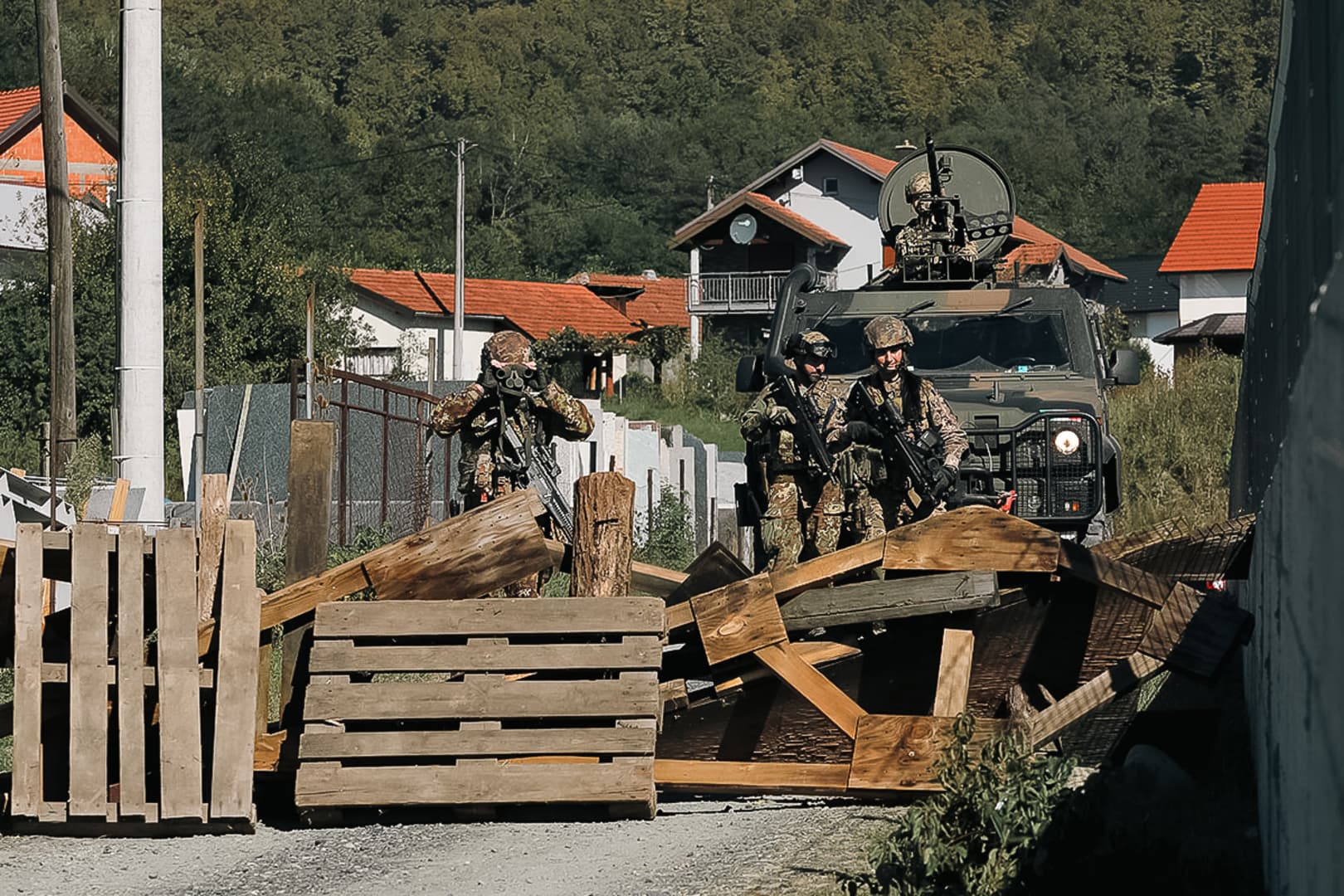 Počeli veliki manevri EUFOR-a: Razbijena "blokada" putnog pravca - slika 10