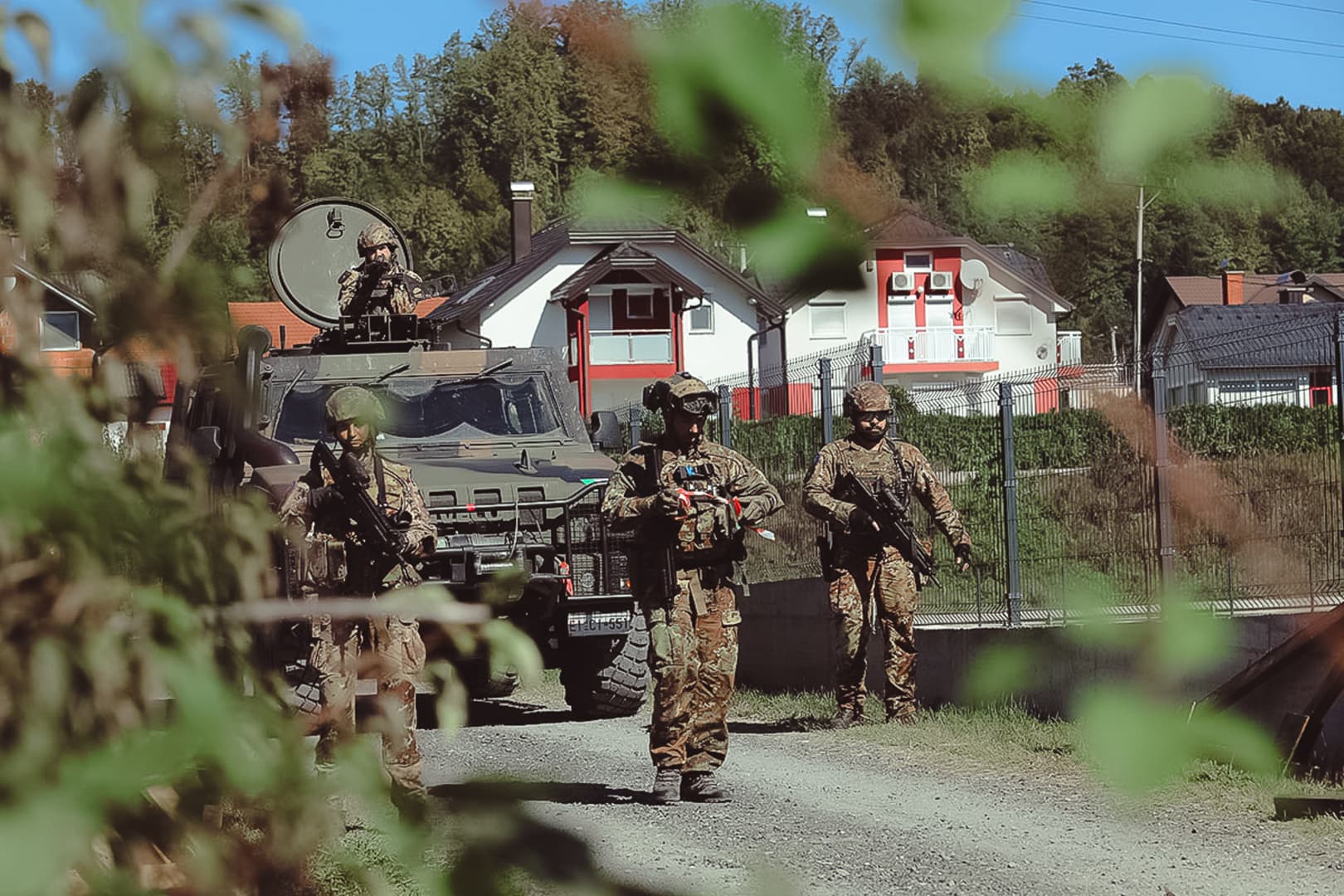 Počeli veliki manevri EUFOR-a: Razbijena "blokada" putnog pravca - slika 2