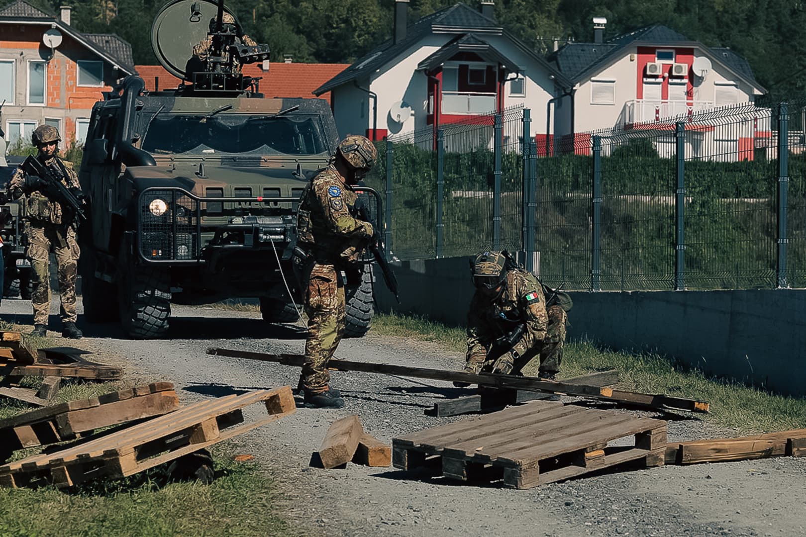 Počeli veliki manevri EUFOR-a: Razbijena "blokada" putnog pravca - slika 8