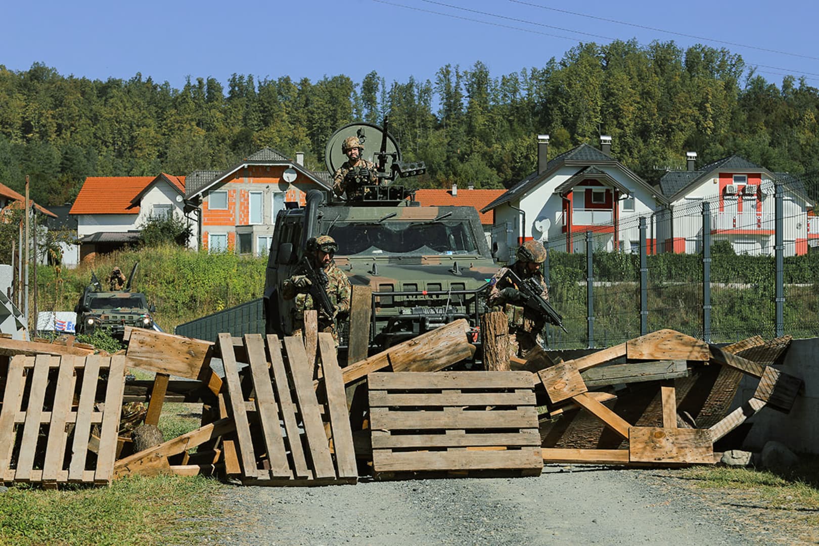 Počeli veliki manevri EUFOR-a: Razbijena "blokada" putnog pravca - slika 1
