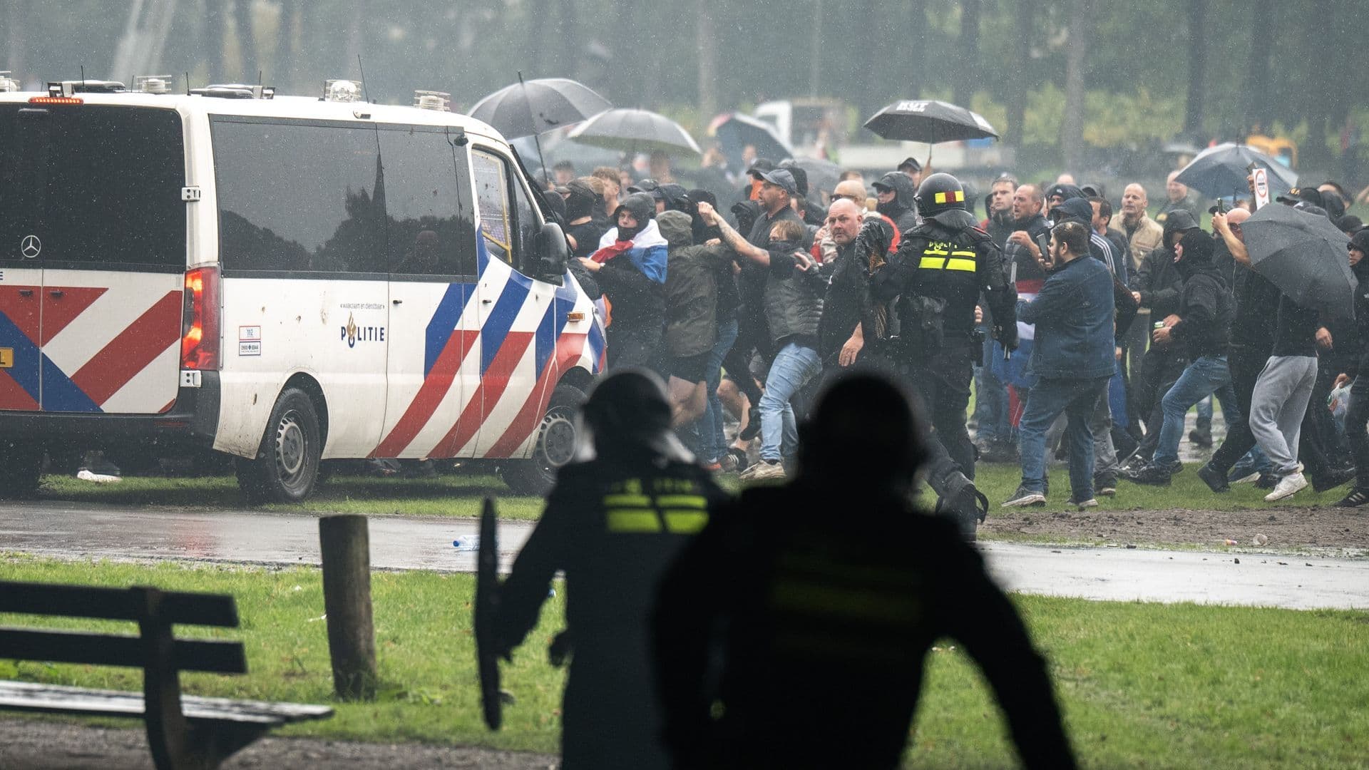 Haos u Hagu: Najmanje 30 uhapšenih - slika 1