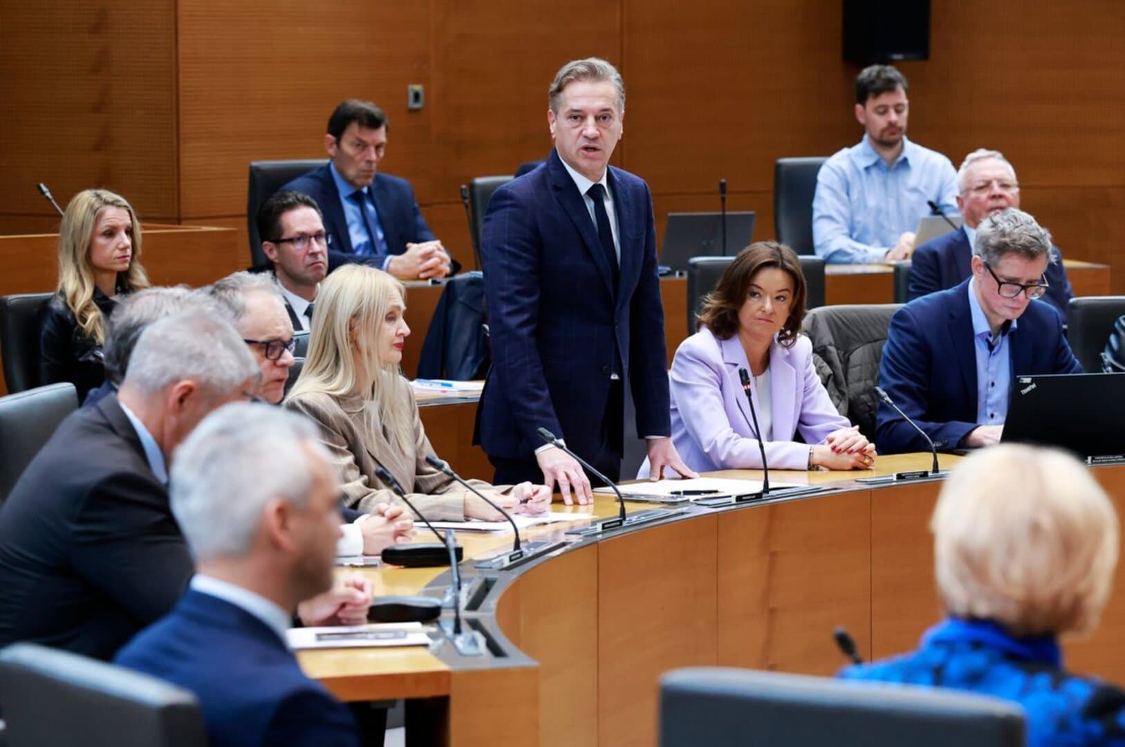 I Sloveniju potresa njihova afera "spengavanje" - slika 1