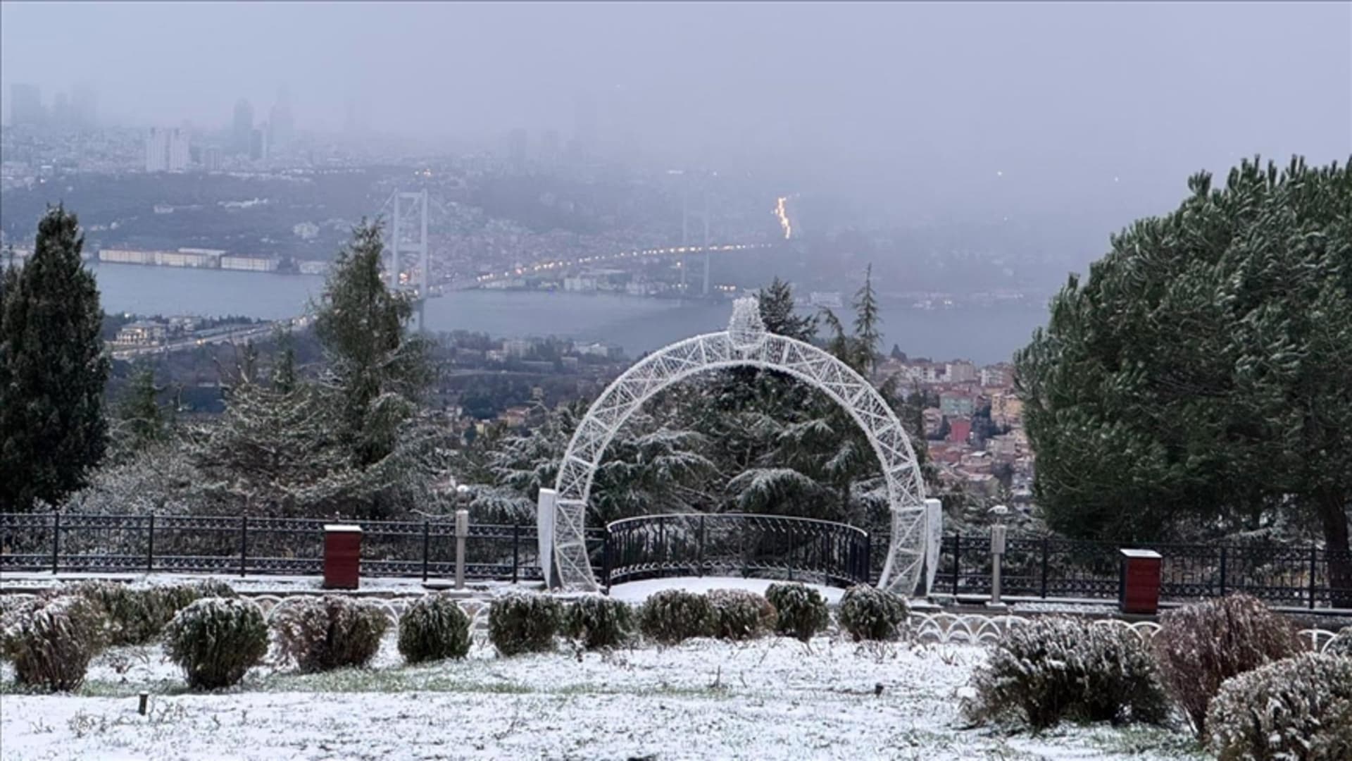 Snijeg prekrio dijelove Istanbula nakon noćnih padavina - slika 1