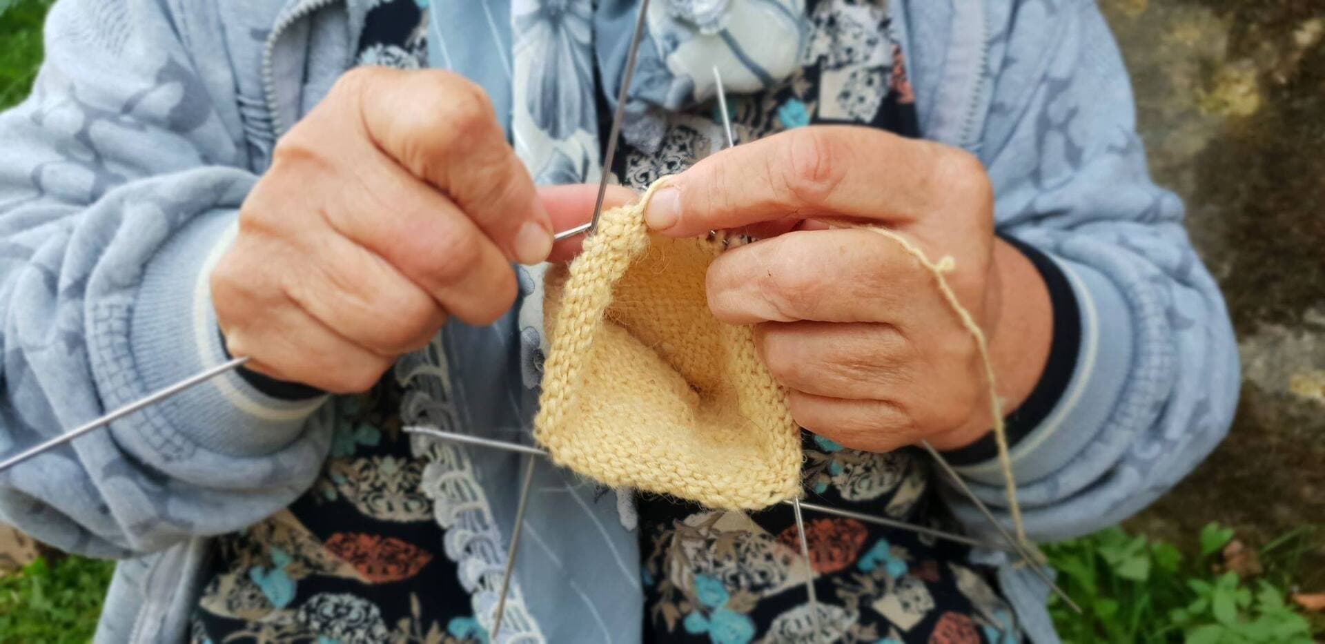 Trojka oporezovala i nane koje prodaju vunene čarape! - slika 1