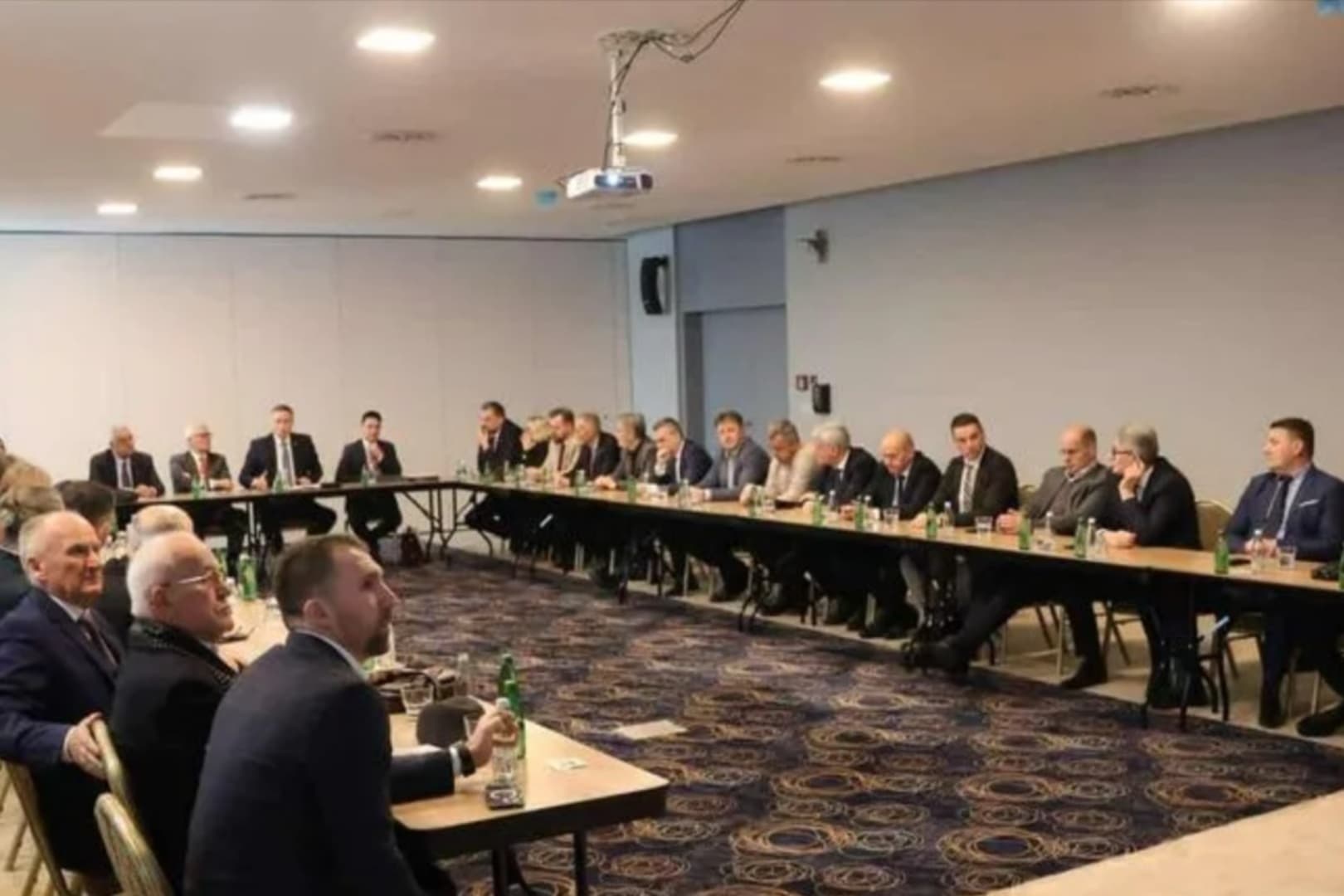 Trojka, šestorka, osmorka, jedanaestorka, dvanaestorka itd: Sve za vlast, vlast nizašta - slika 1