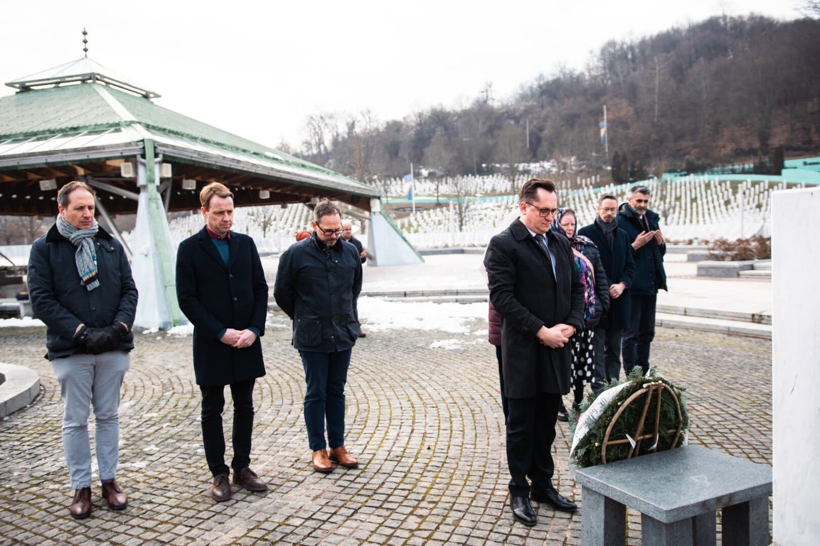 Zamjenici šefova britanskih ambasada posjetili Memorijalni centar Srebrenica - slika 1