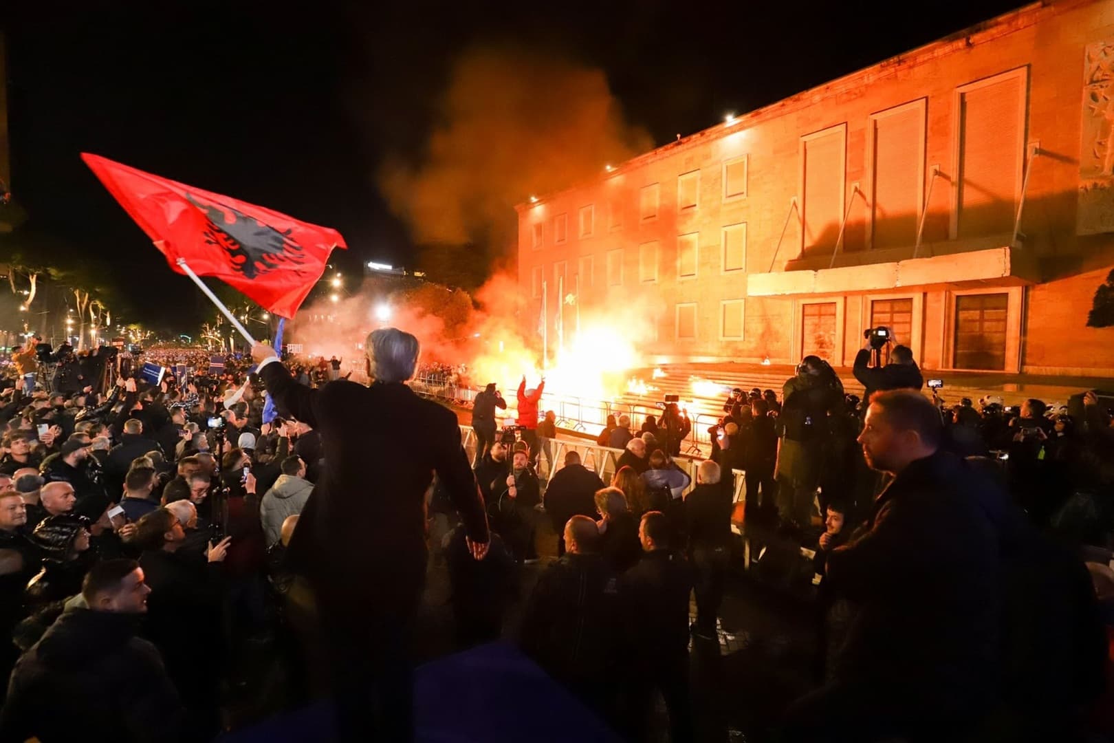 Haotični protesti u Tirani: Sukobi pred zgradom vlade - slika 1