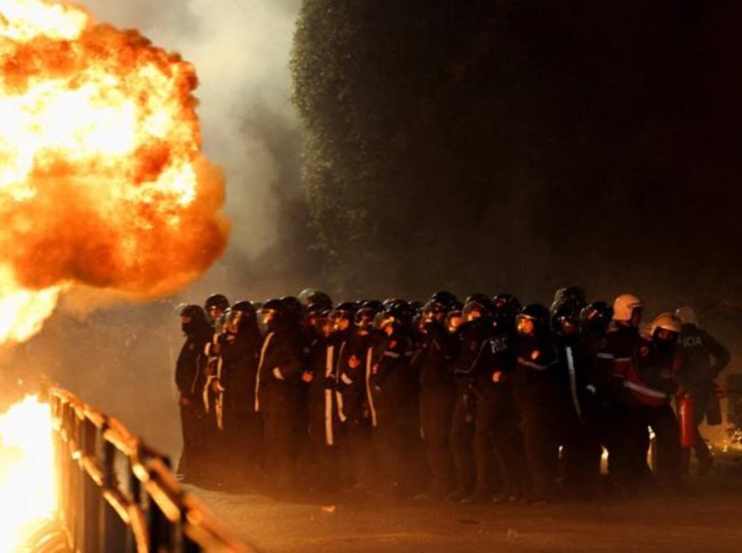 Haos u Tirani: Demonstranti Molotovljevim koktelima gađali zgradu vlade - slika 1