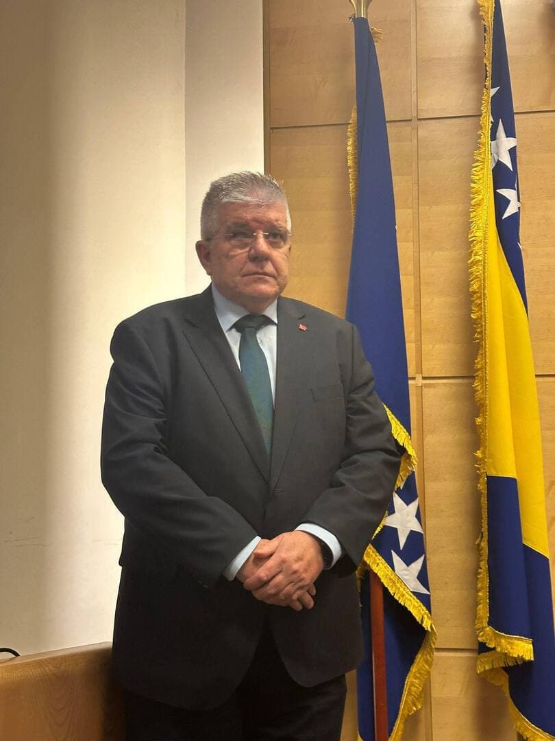 Kad Mioković "analizira": Sam pao, sam se ubio, a kriva mu opozicija - slika 1