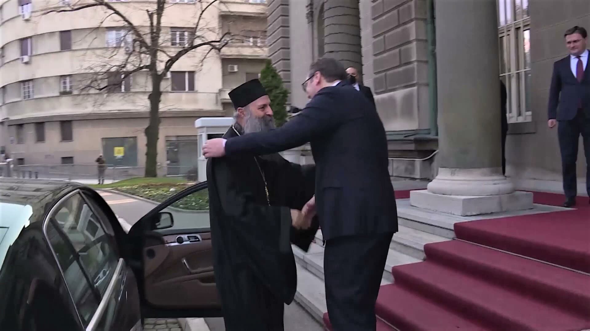 Porfirije "mete" čeličnom metlom: Vučićeve protivnike izbacuje iz crkve - slika 1