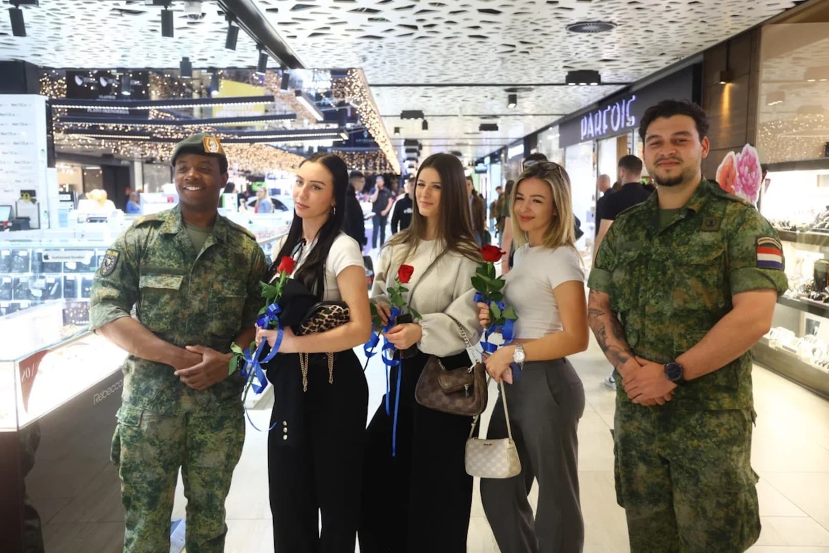 Vojnici EUFOR-a dijelili ruže ženama u Sarajevu - slika 1