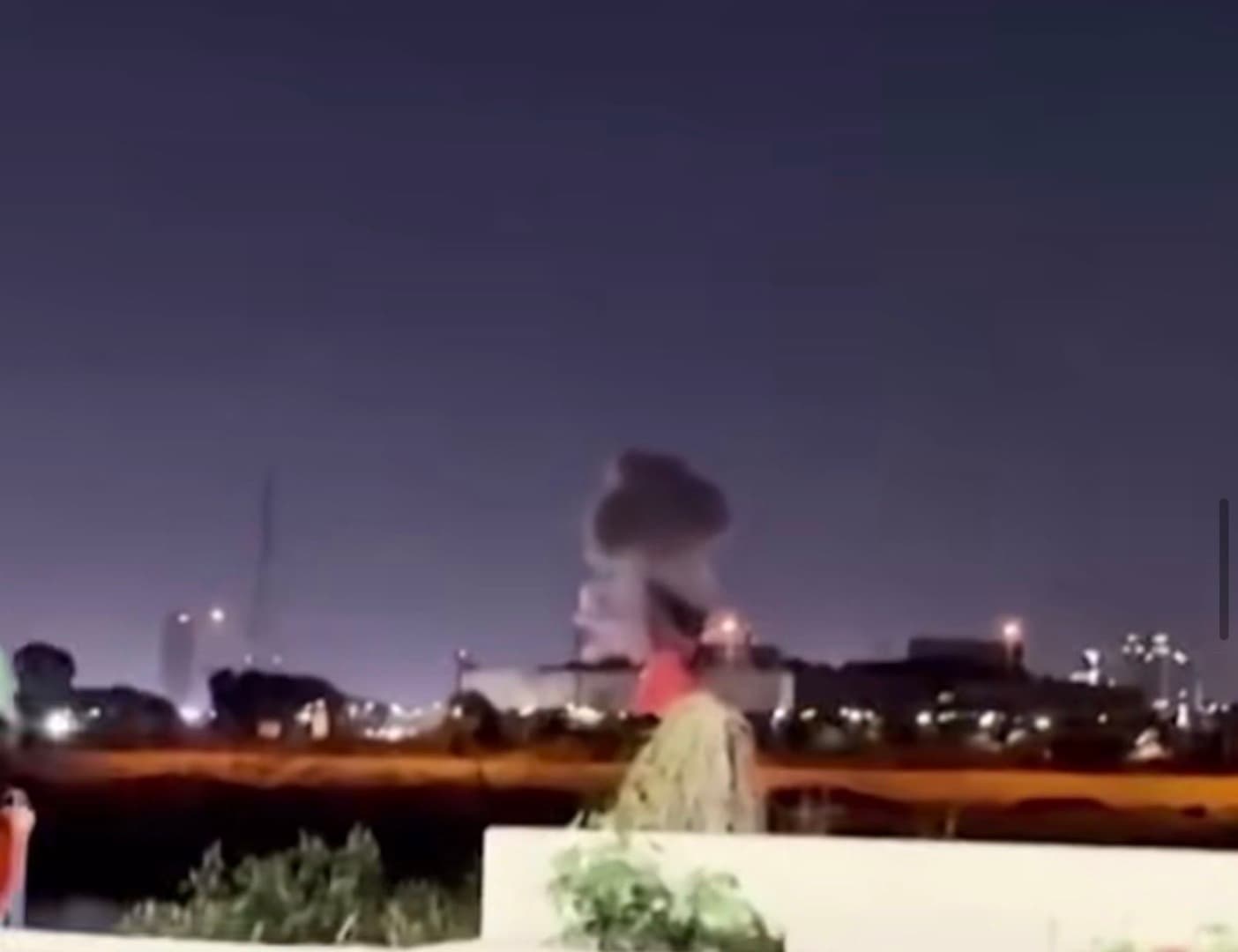 Dronovima napadnuta ambasada SAD u Bagdadu: Izbio požar - slika 1