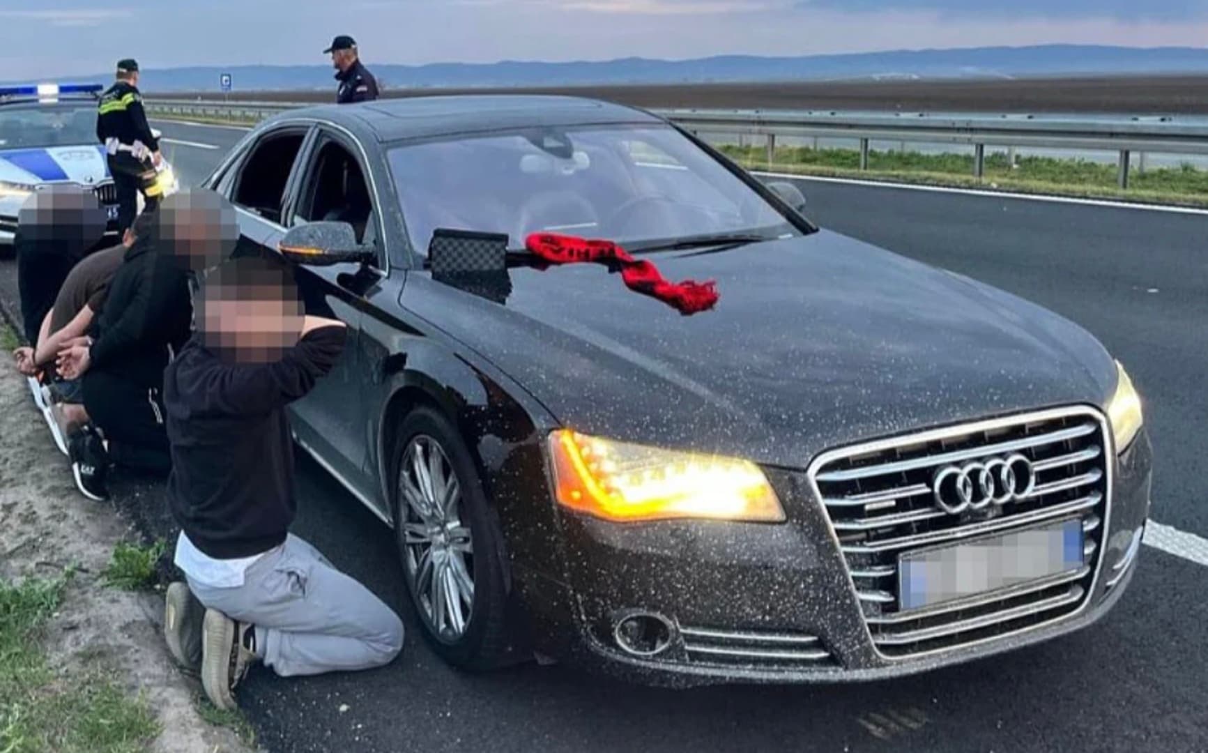 Na dan NATO bombardovanja vozili kroz Srbiju i pokazivali simbole "Velike Albanije" - slika 1