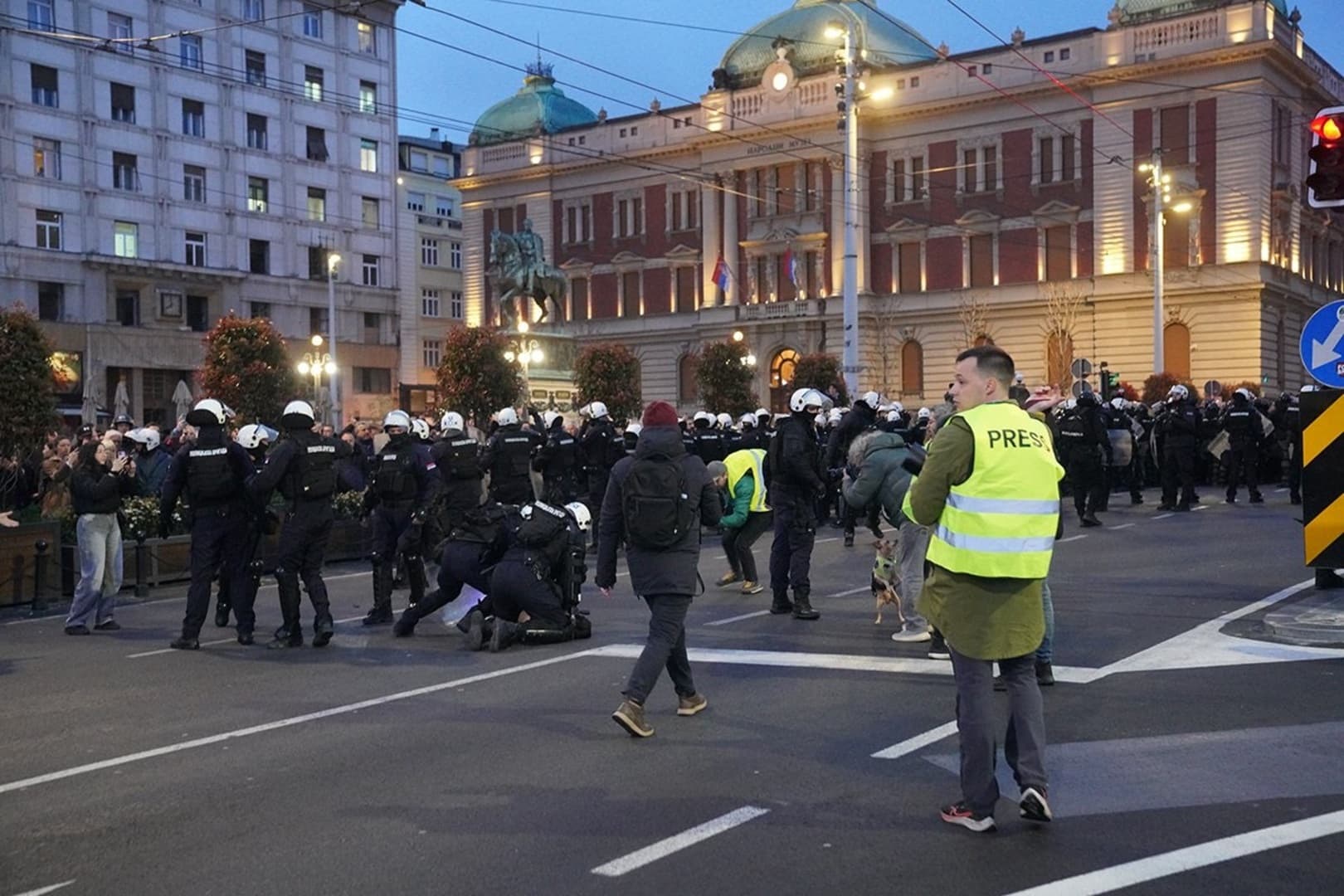 Buknule demonstracije u Beogradu. Policija udarila na rektora - slika 1