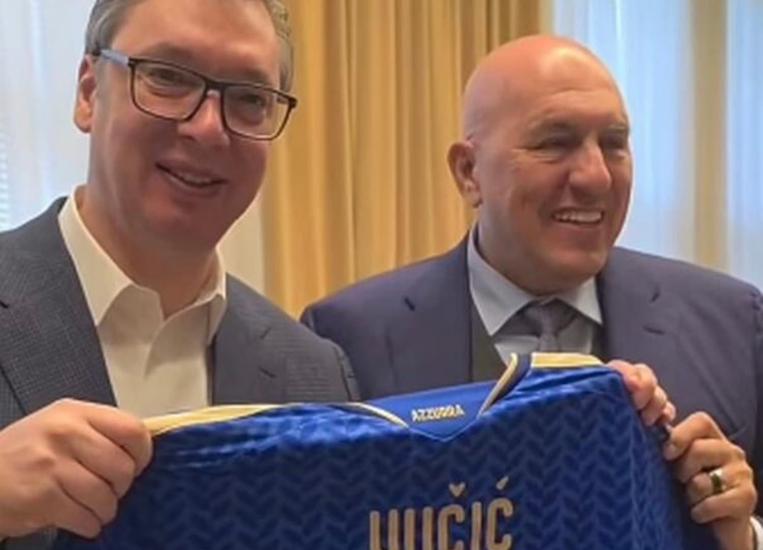 Vučić pozirao sa dresom Italije - slika 1