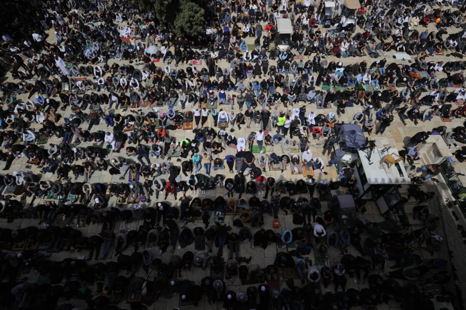 Hiljade Palestinaca klanjalo sabah-namaz u Al-Aqsi - slika 1