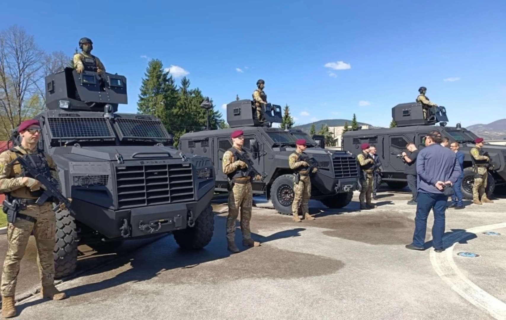 MUP ZDK predstavio tri borbena oklopna vozila - slika 1