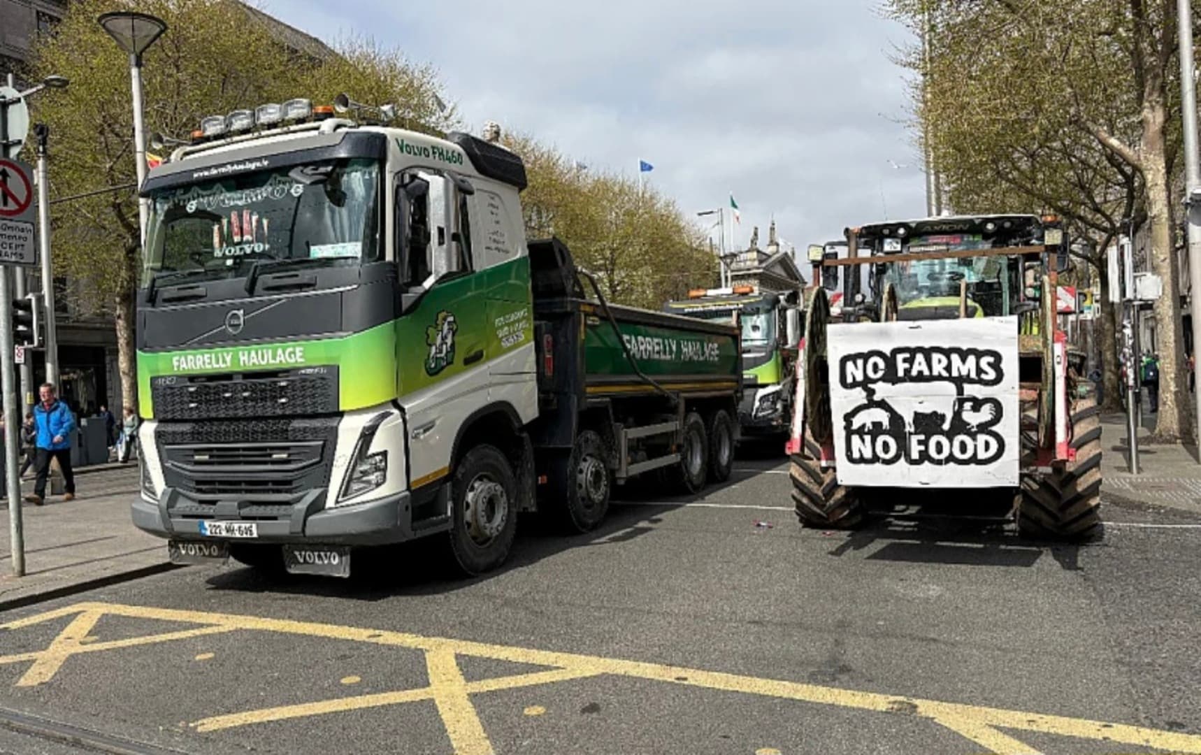 Građani u Irskoj traktorima i kamionima blokiraju ulice zbog cijena goriva - slika 1