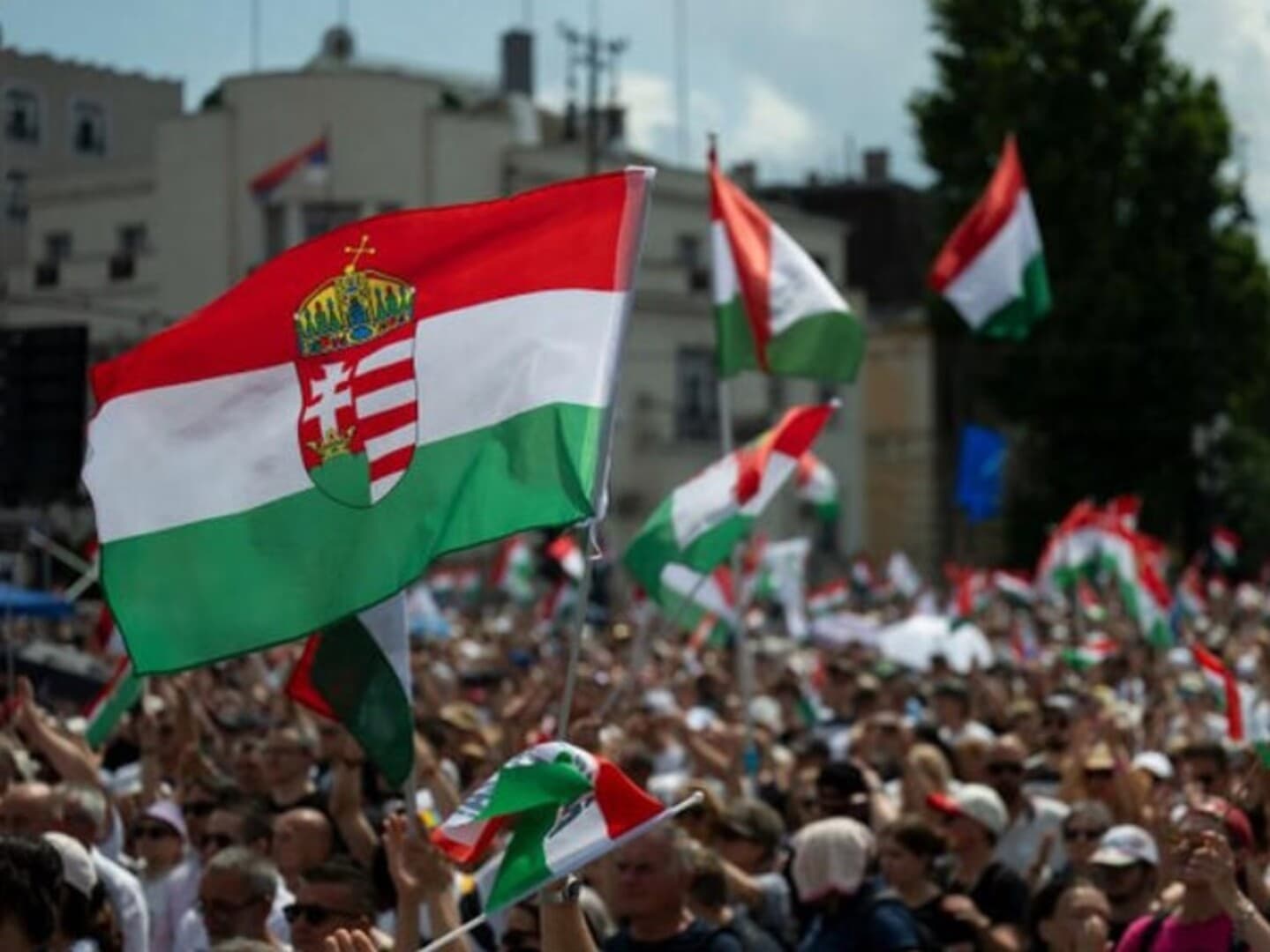 Većina Mađara podržava EU članstvo i traži novi pristup Briselu - slika 1