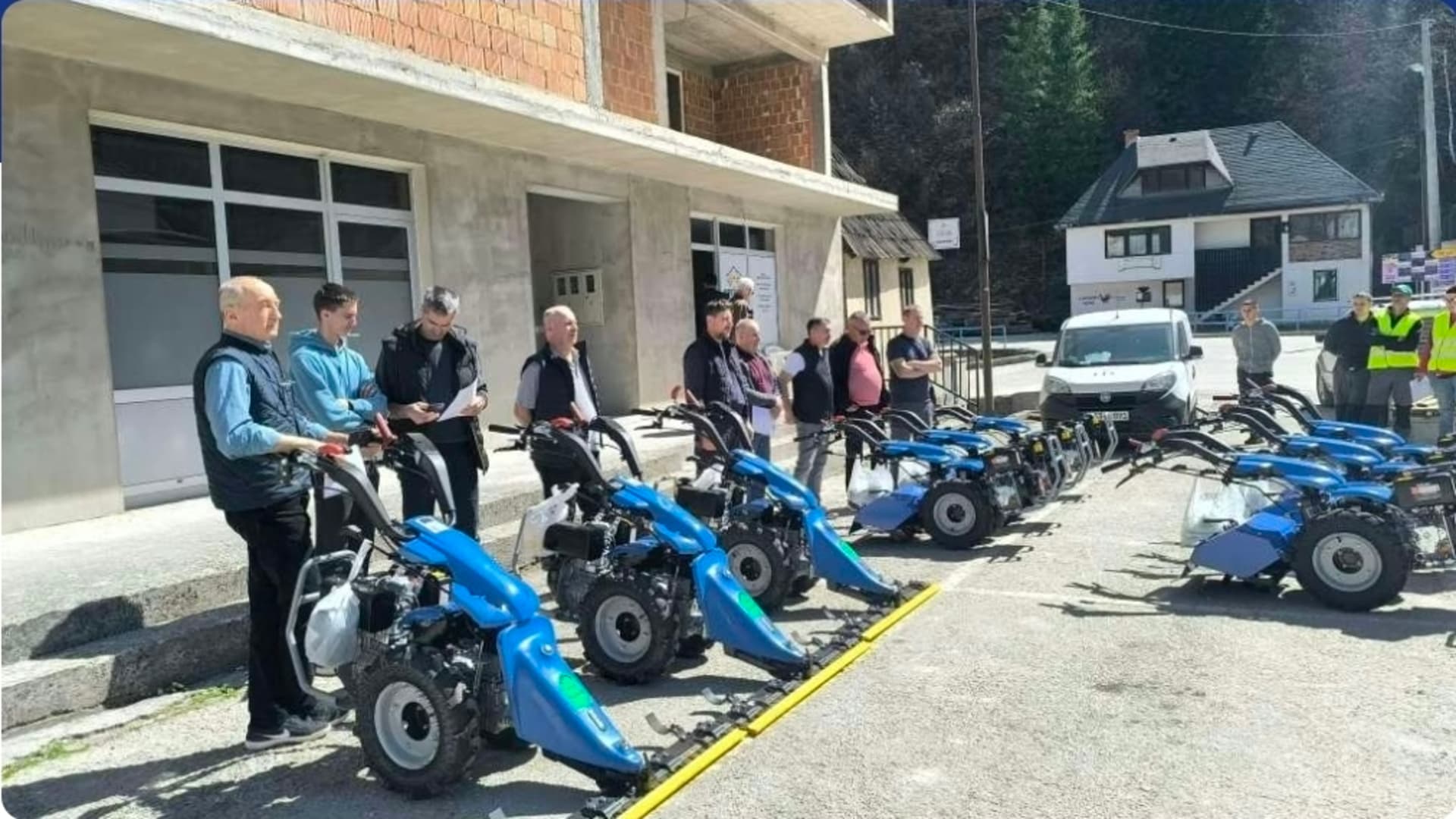 Domaćinstvima koja su pretrpjela štete u poplavama 2024. uručena poljoprivredna mehanizacija - slika 1