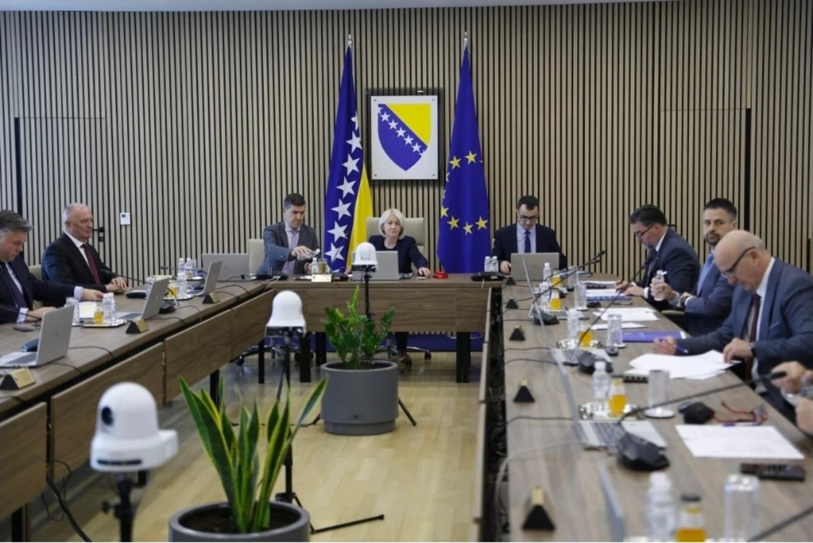 Krišto nudi Amidžiću da razmotri zakone i predloži mjere zbog goriva - slika 1