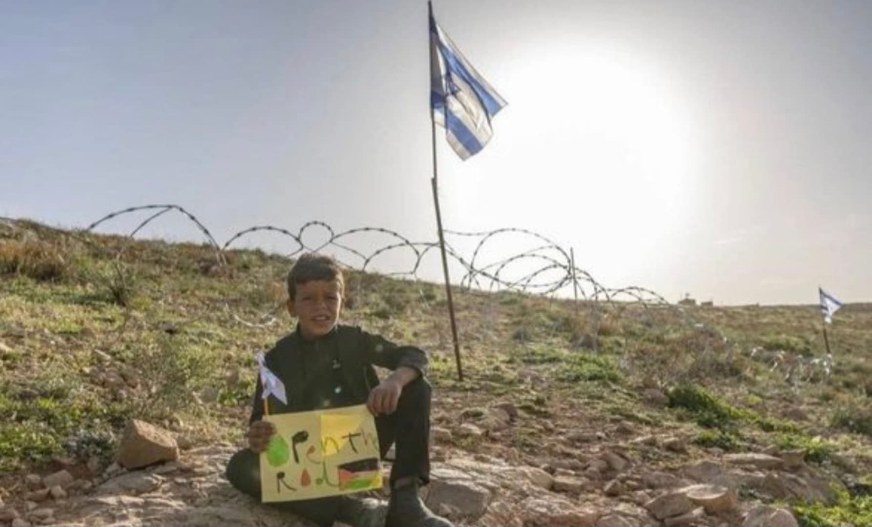 Izraelski doseljenici postavili bodljikavu žicu na put kojim palestinska djeca idu u školu - slika 1