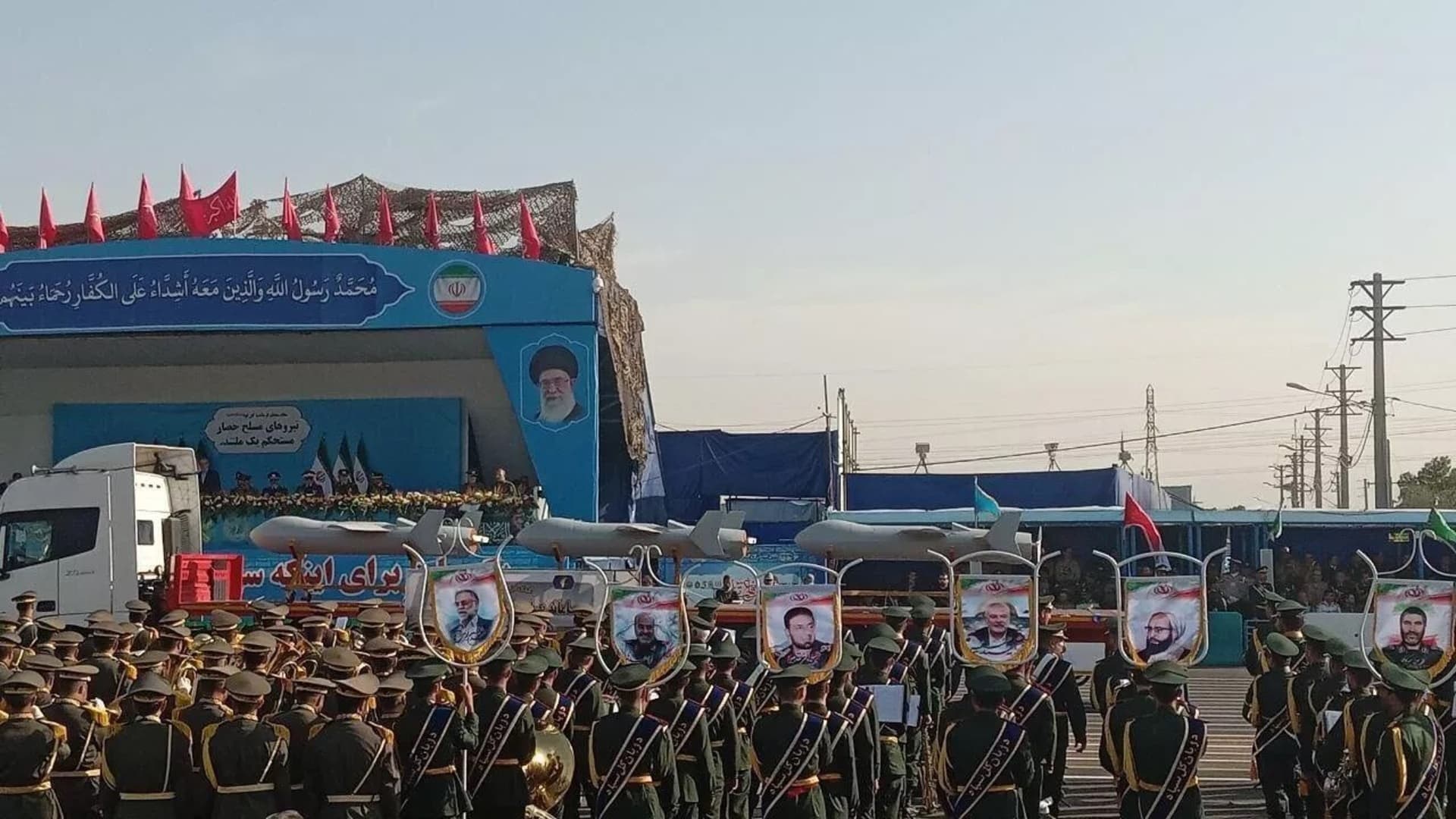 Iran predstavio nove dronove i dalekometne rakete - slika 1